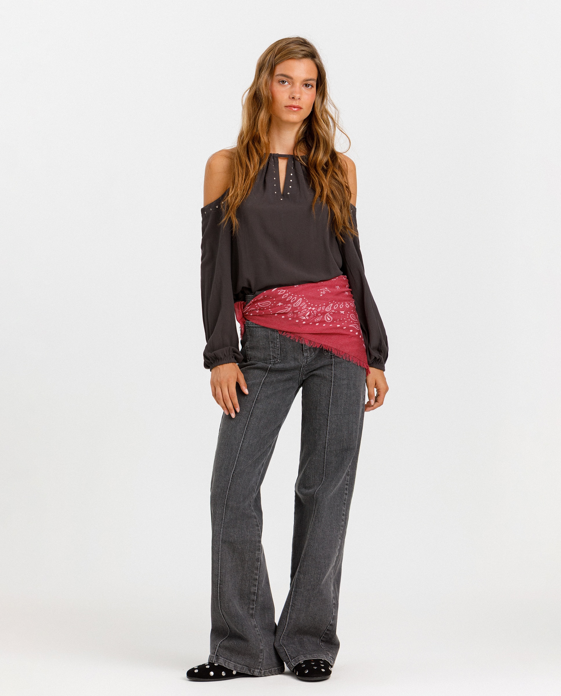 Imagem 0 de Jeans com Corte a Direito com Tachas