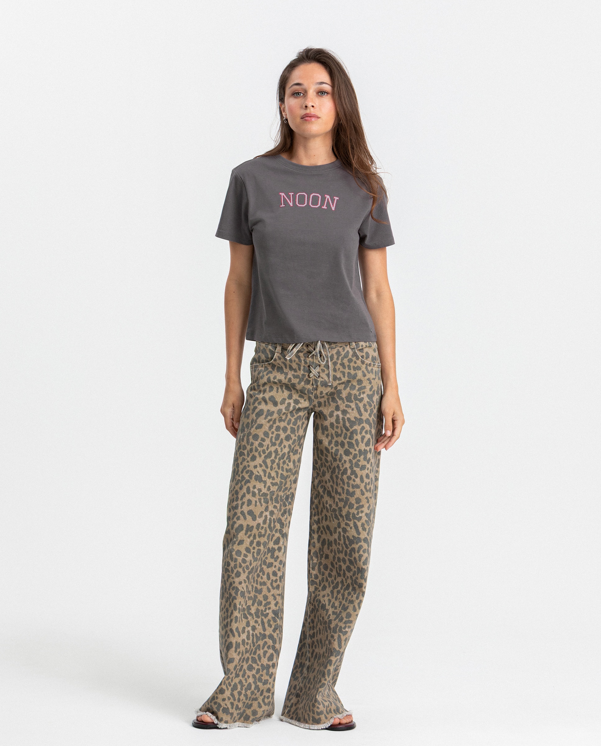 Jeans Wide Leg com Estampado Leopardo Castanho-3