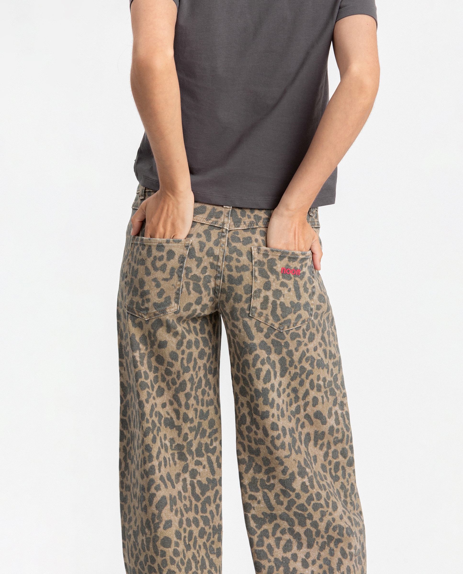 Jeans Wide Leg com Estampado Leopardo Castanho-4