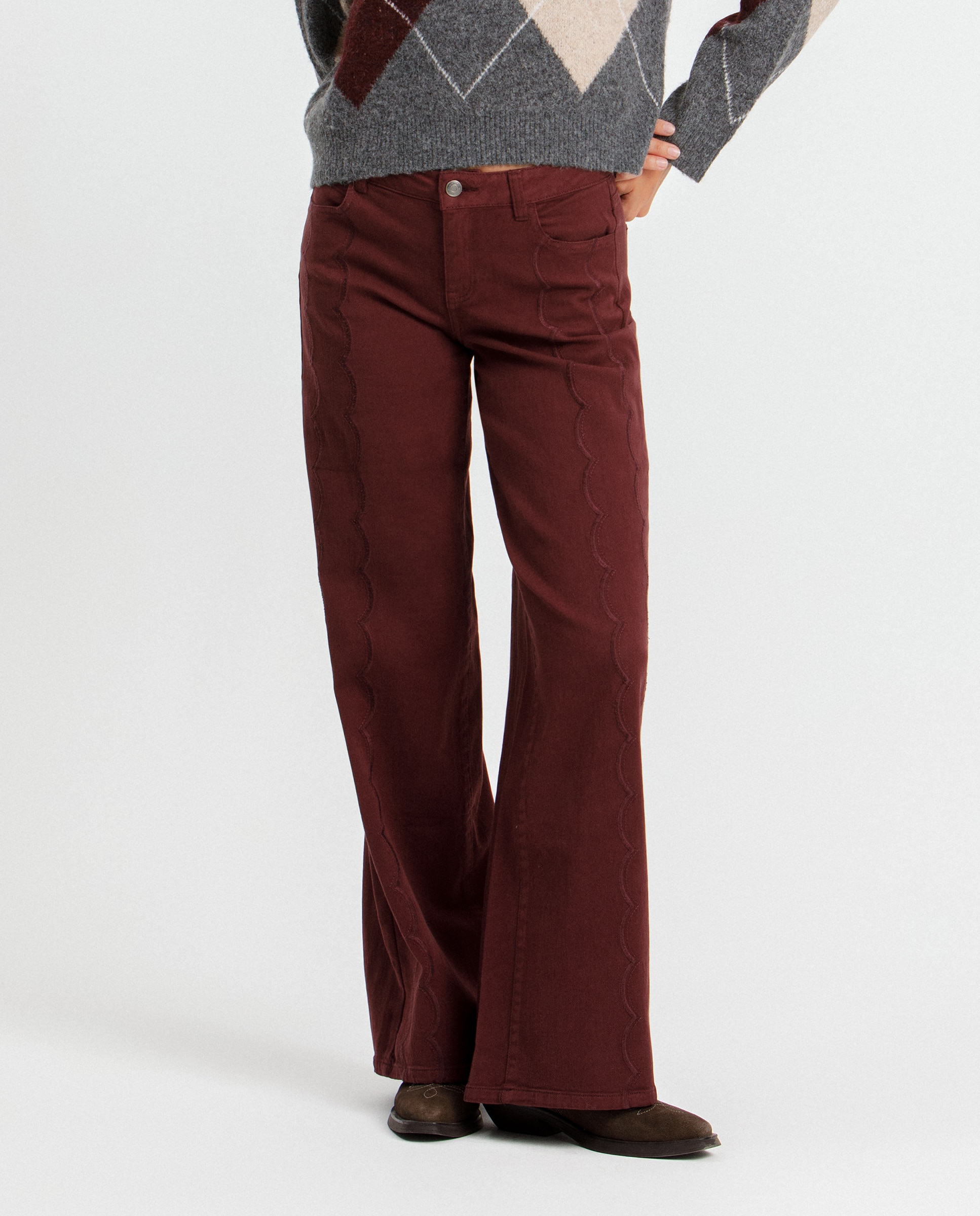 Jeans com Corte a Direito Bordado Ondas Bordeaux-4