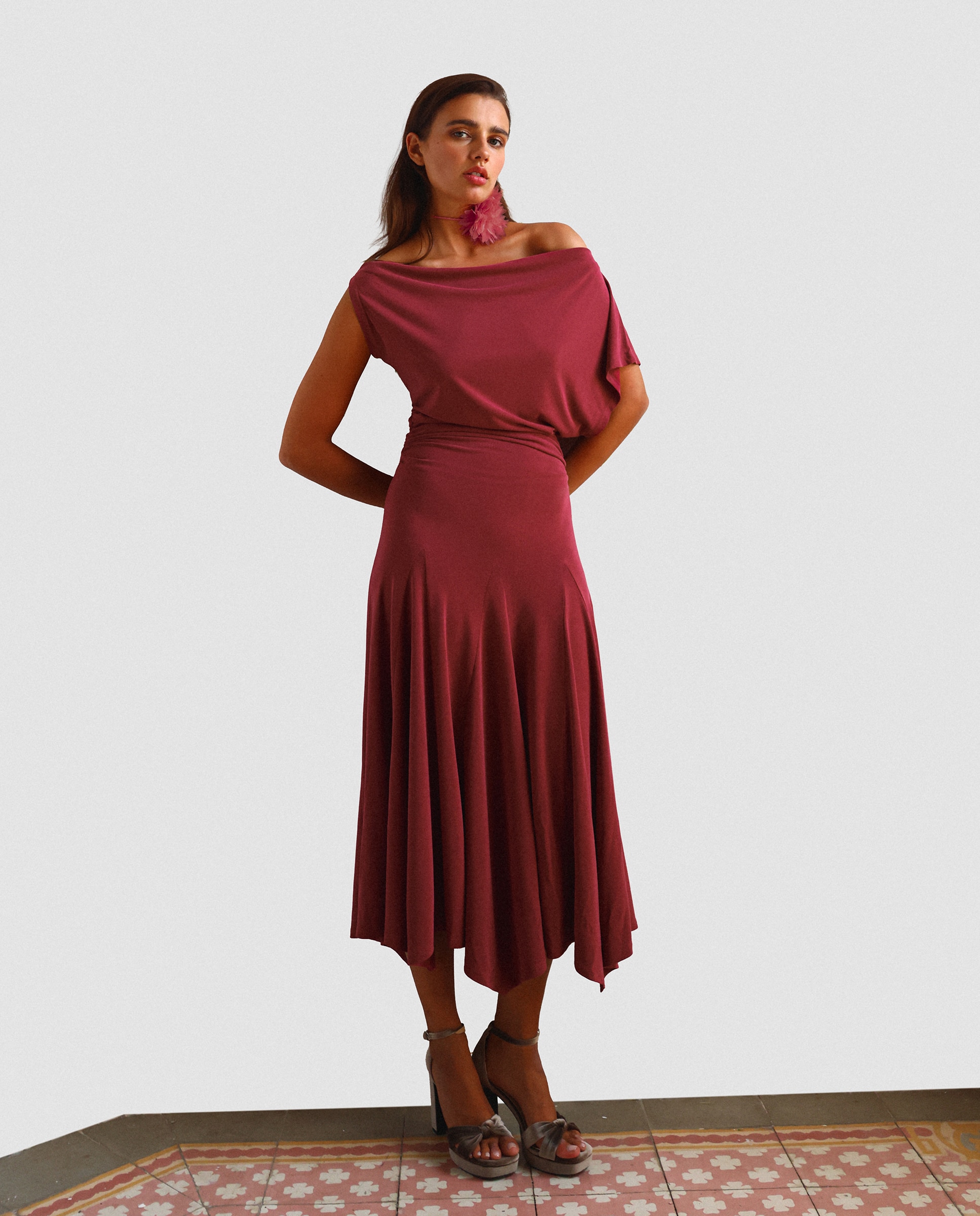 Imagem 0 de Vestido Midi de Malha Assimétrico
