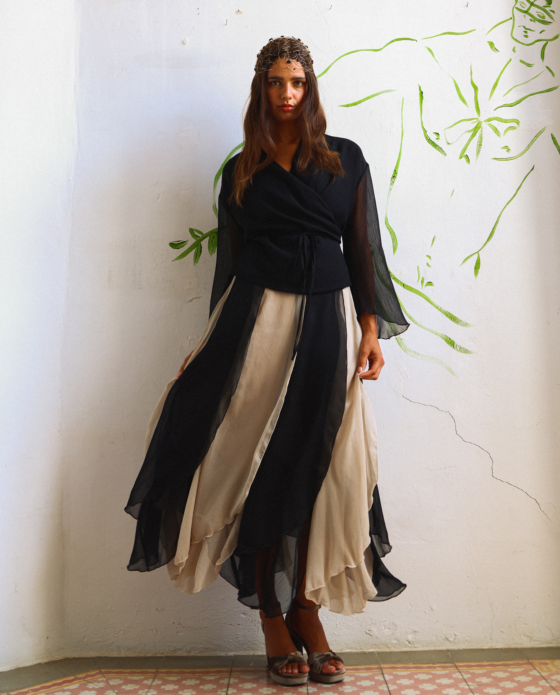 Saia Midi com Detalhe de Folho Preto-3