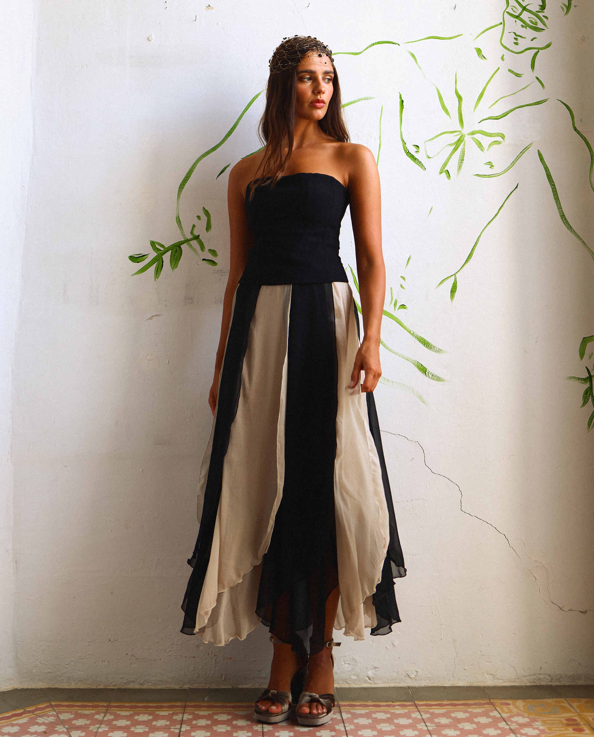 Saia Midi com Detalhe de Folho Preto-4