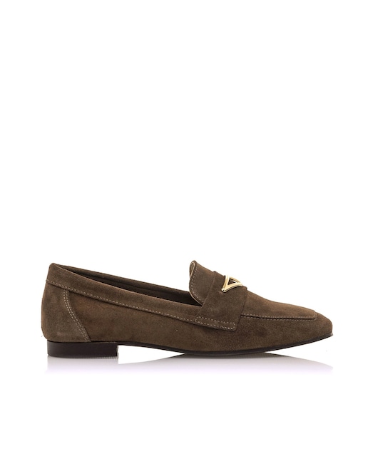Imagem 0 de Sapatos Rasos Estilo Mocassins em Pele ou Camurça e Detalhe em Dourado