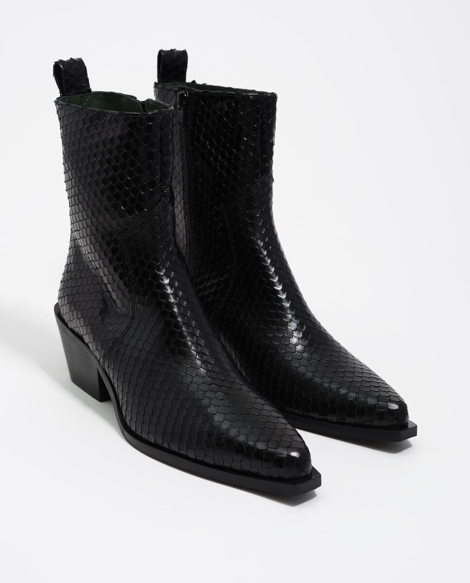 Botins de Pele com Biqueira Preto-2