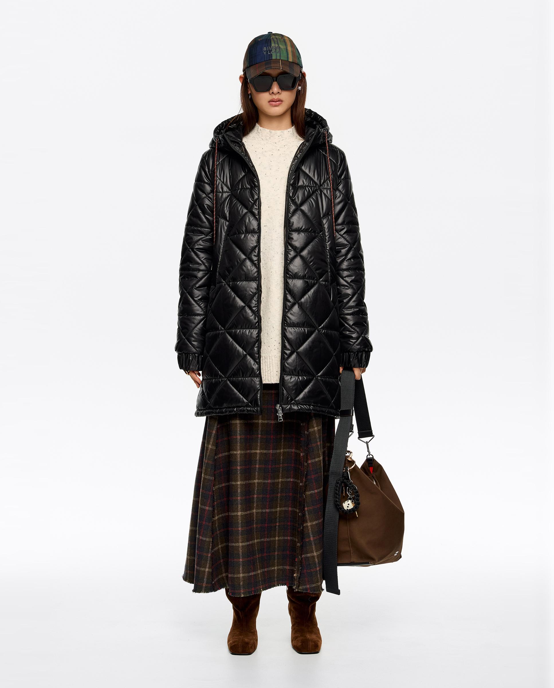 Blusão Acolchoado com Capuz em Corte a Direito Preto-7