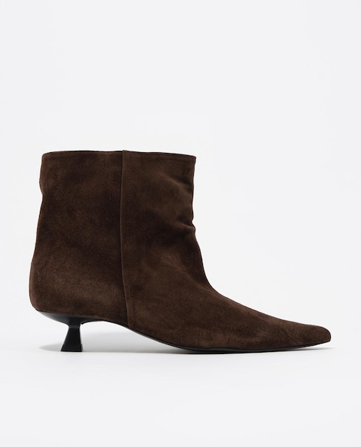 Imagem 0 de Botins em Camurça com Tacão