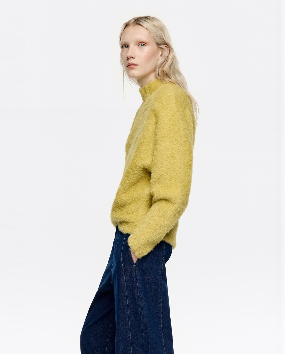 Camisola Pelo com Decote Subido Mostarda-2