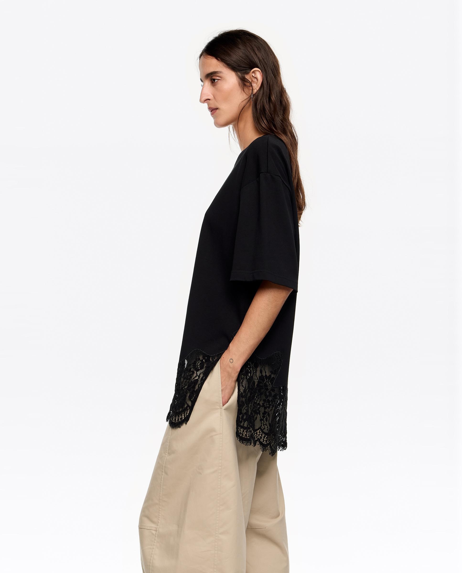 T-shirt Oversize com Rendas Preto-2