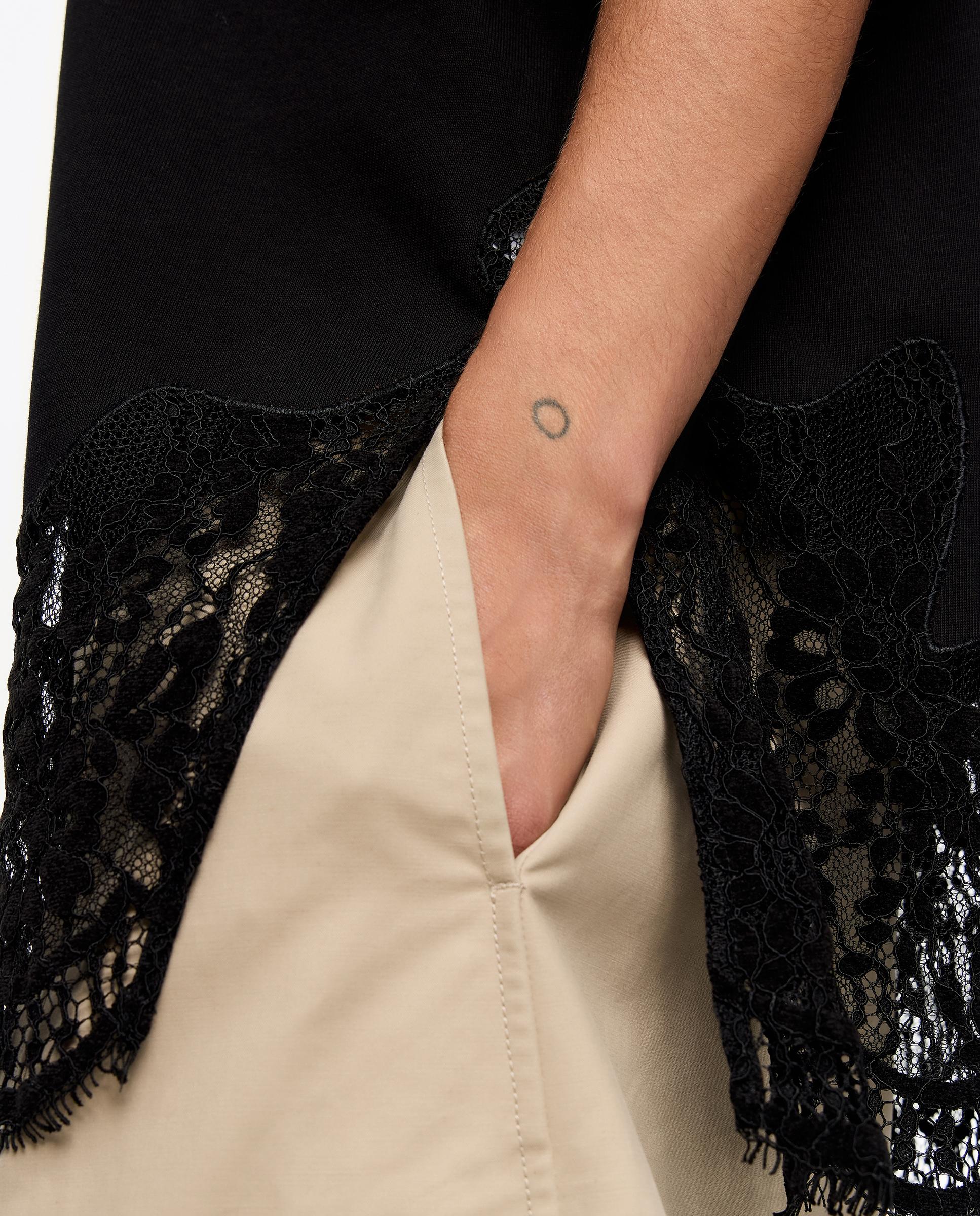 T-shirt Oversize com Rendas Preto-5