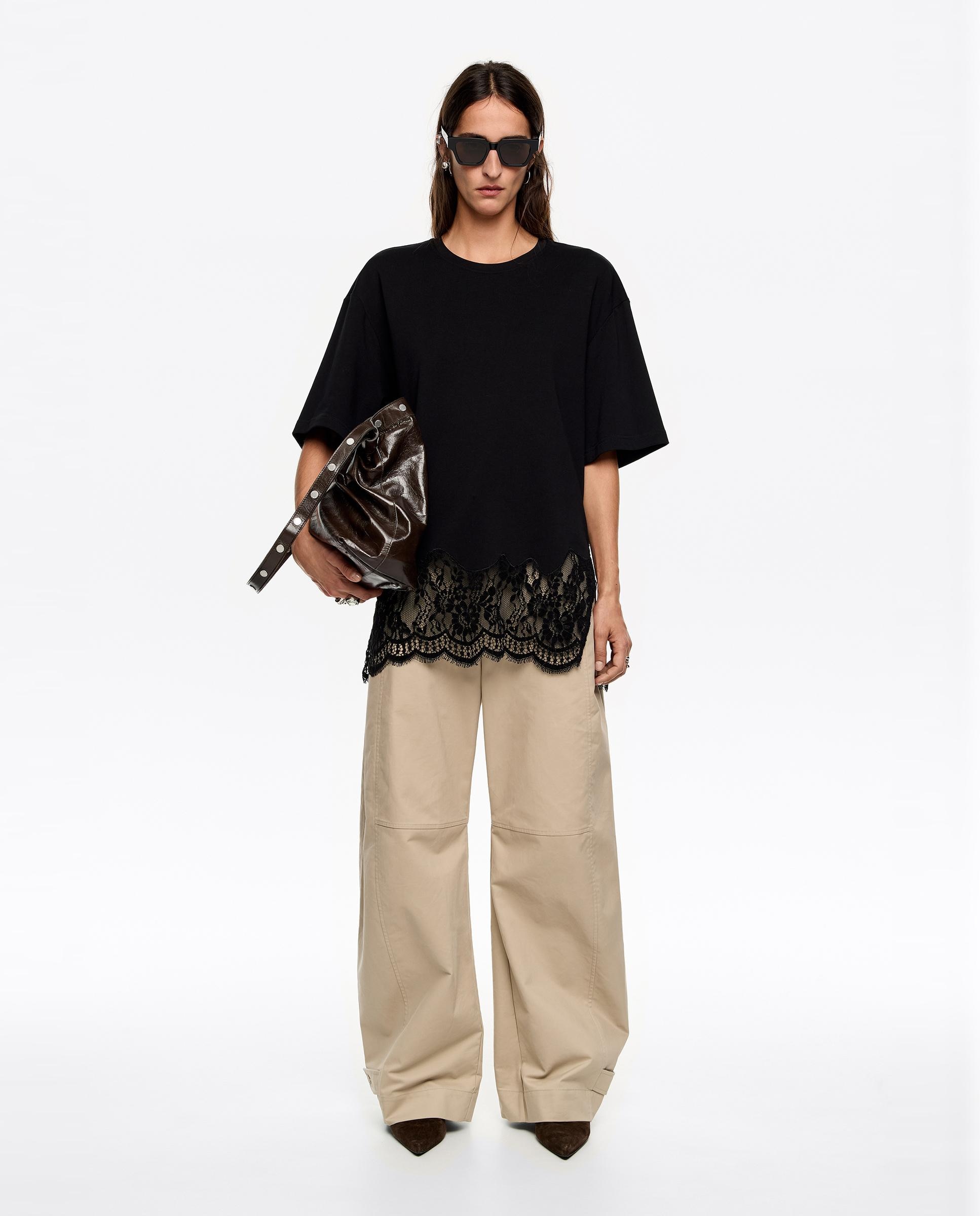 T-shirt Oversize com Rendas Preto-7