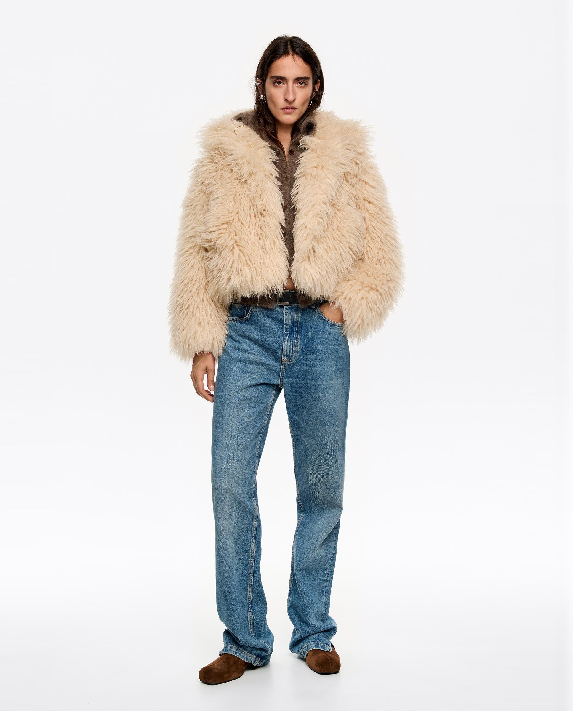 Imagem 0 de Sobretudo Curto Pelo