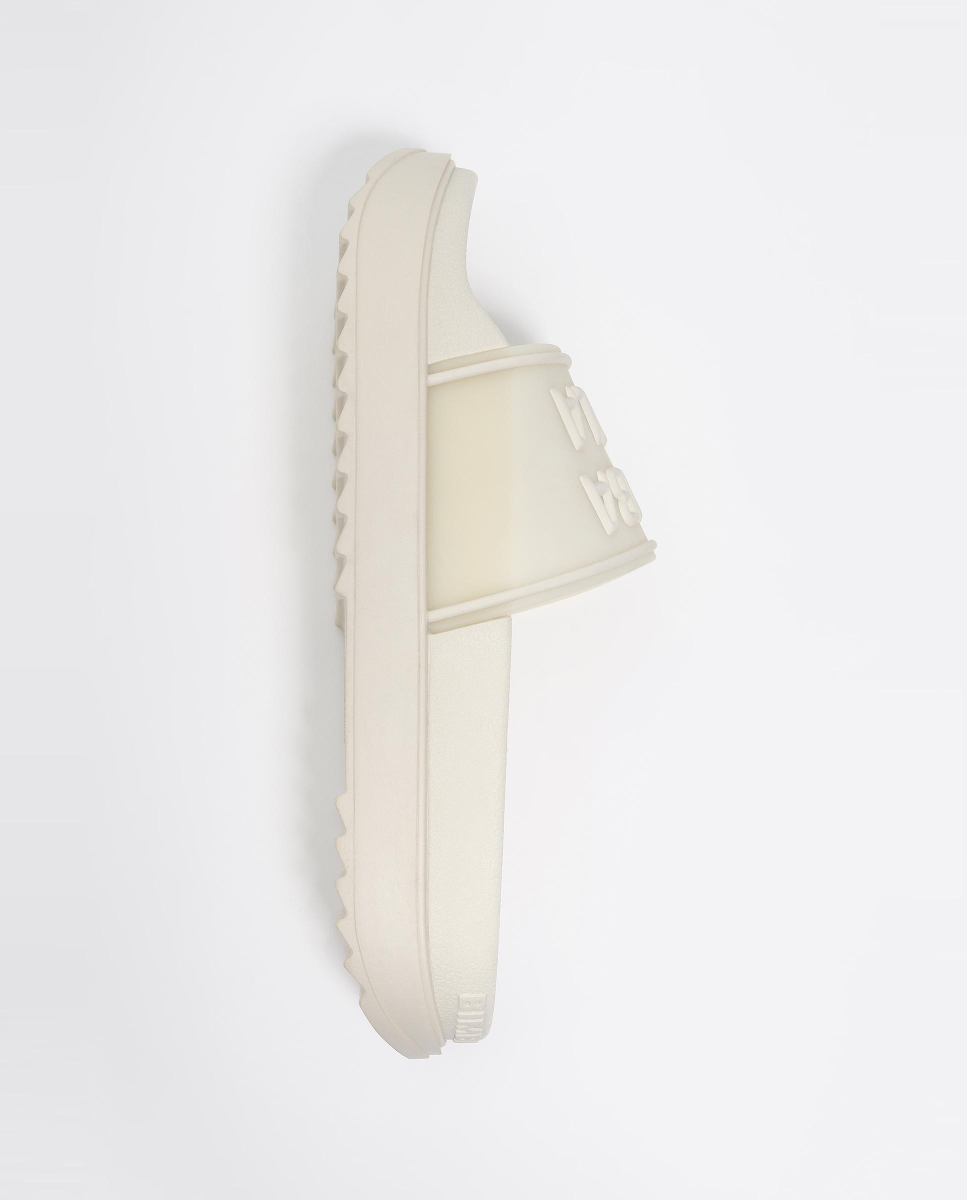 Chinelos com Plataforma e Logo Cru-5