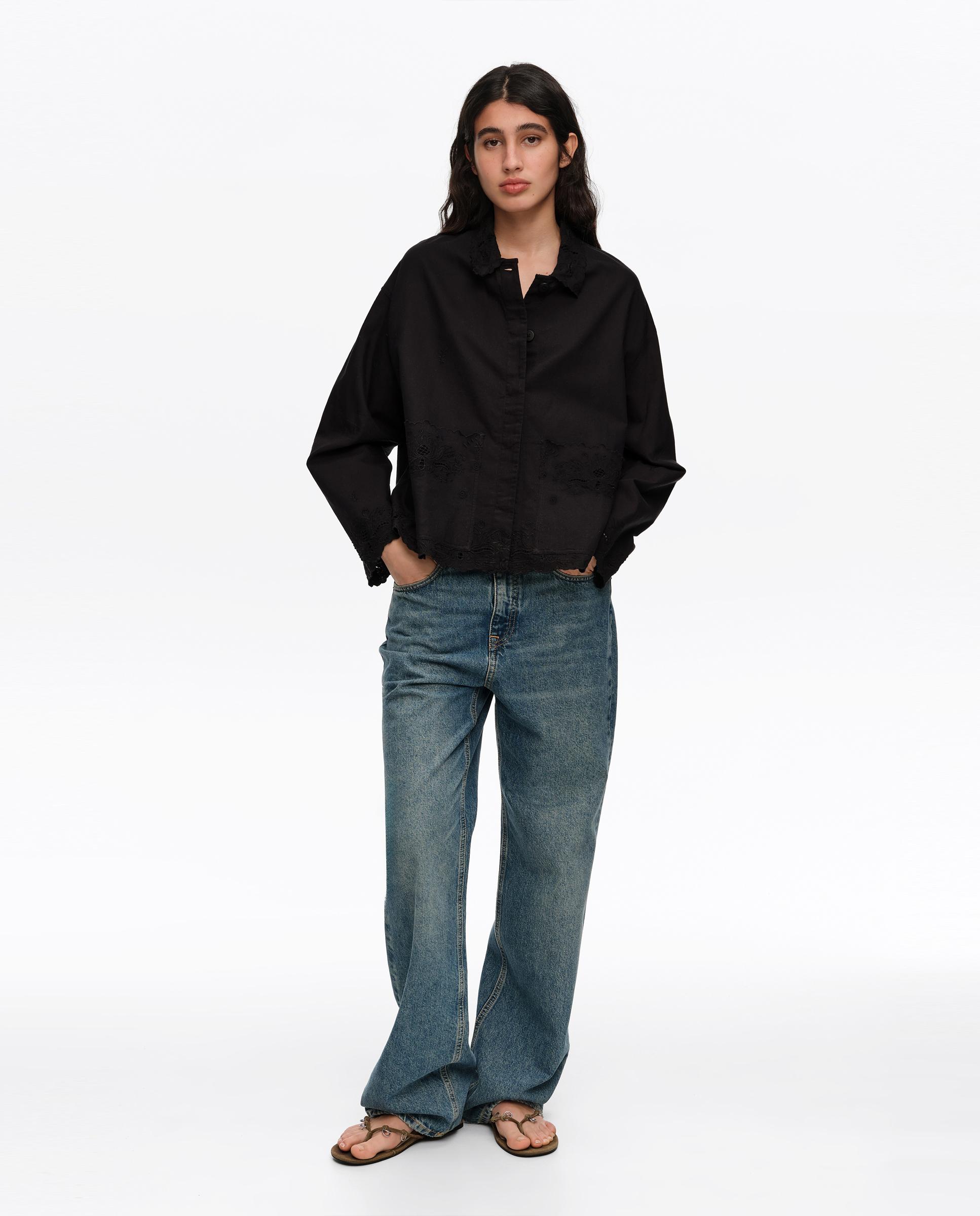 Imagem 0 de Casaco com Corte a Direito e Bordados