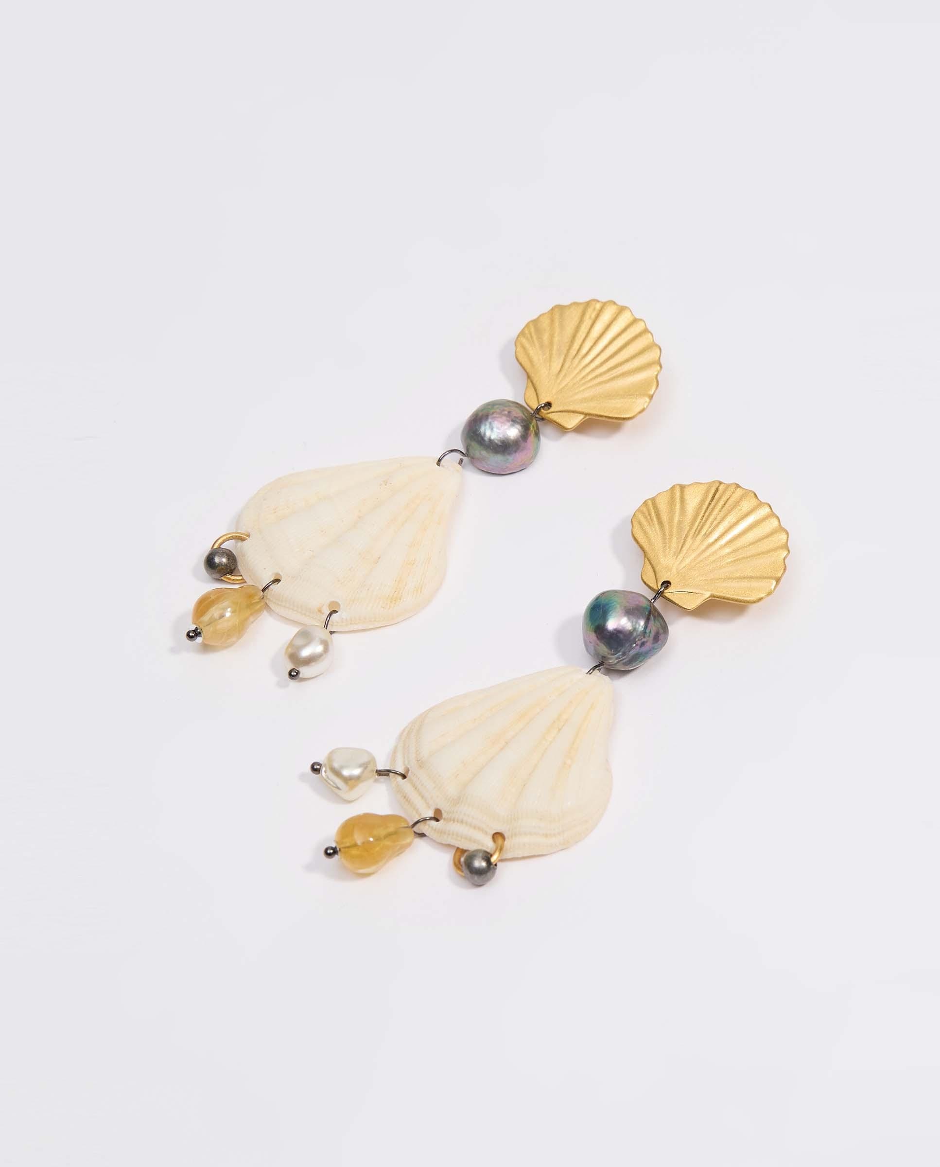 Brincos Conchas Naturais e Metal Dourado Envelhecido Branco-4