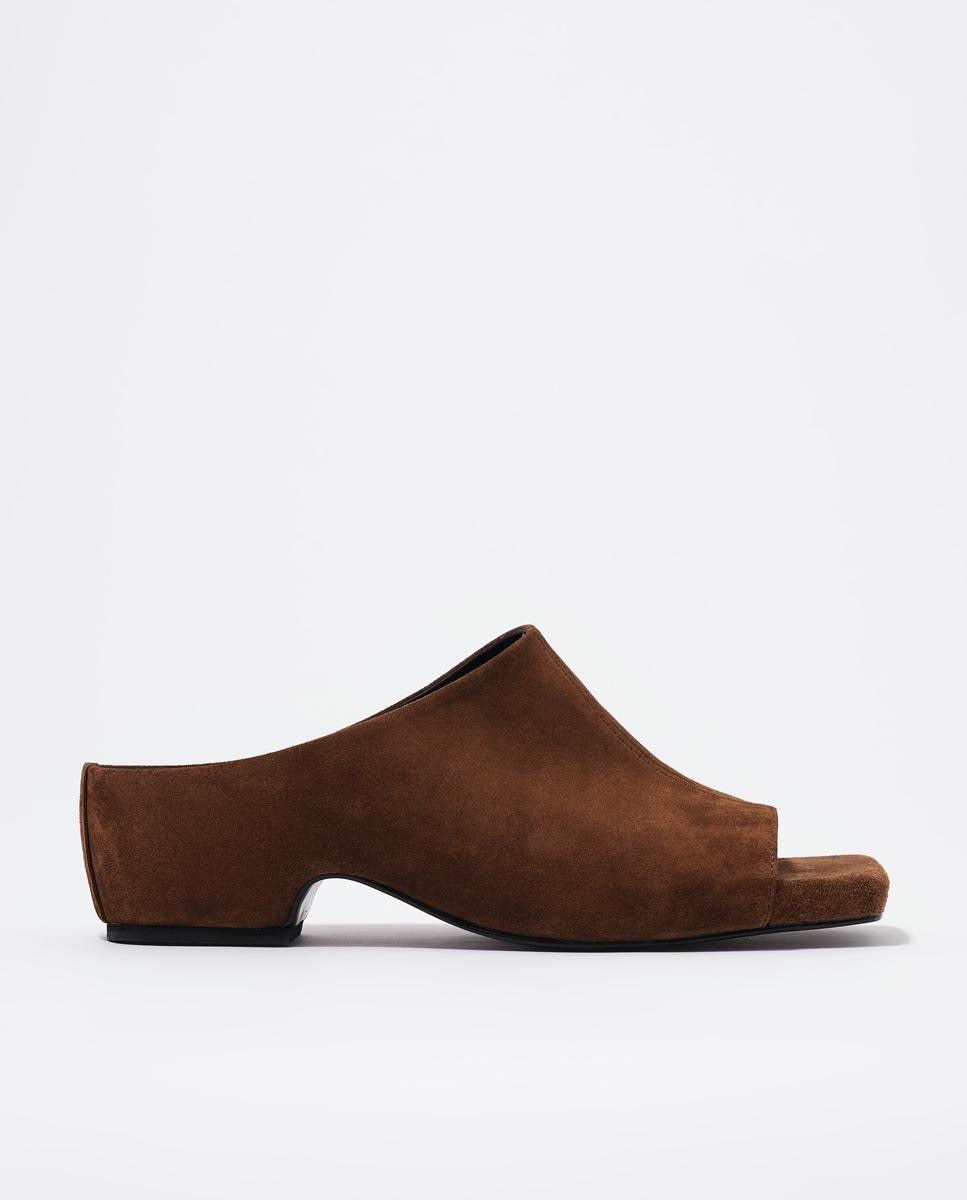 Imagem 0 de Sandálias de Salto em Camurça Abertas