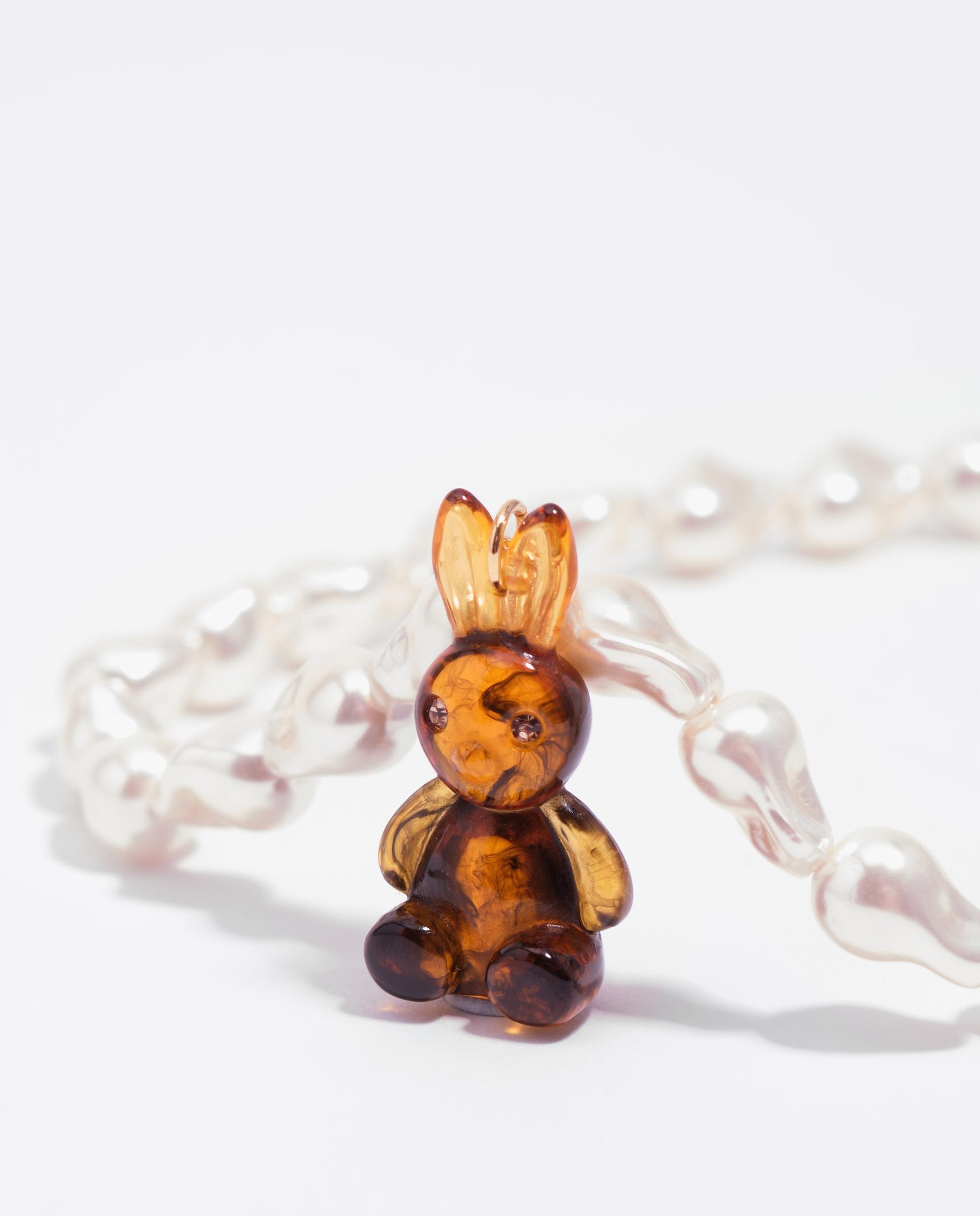 Colar de Pérolas e Coelho de Resina em Âmbar Castanho / Branco gasto-3