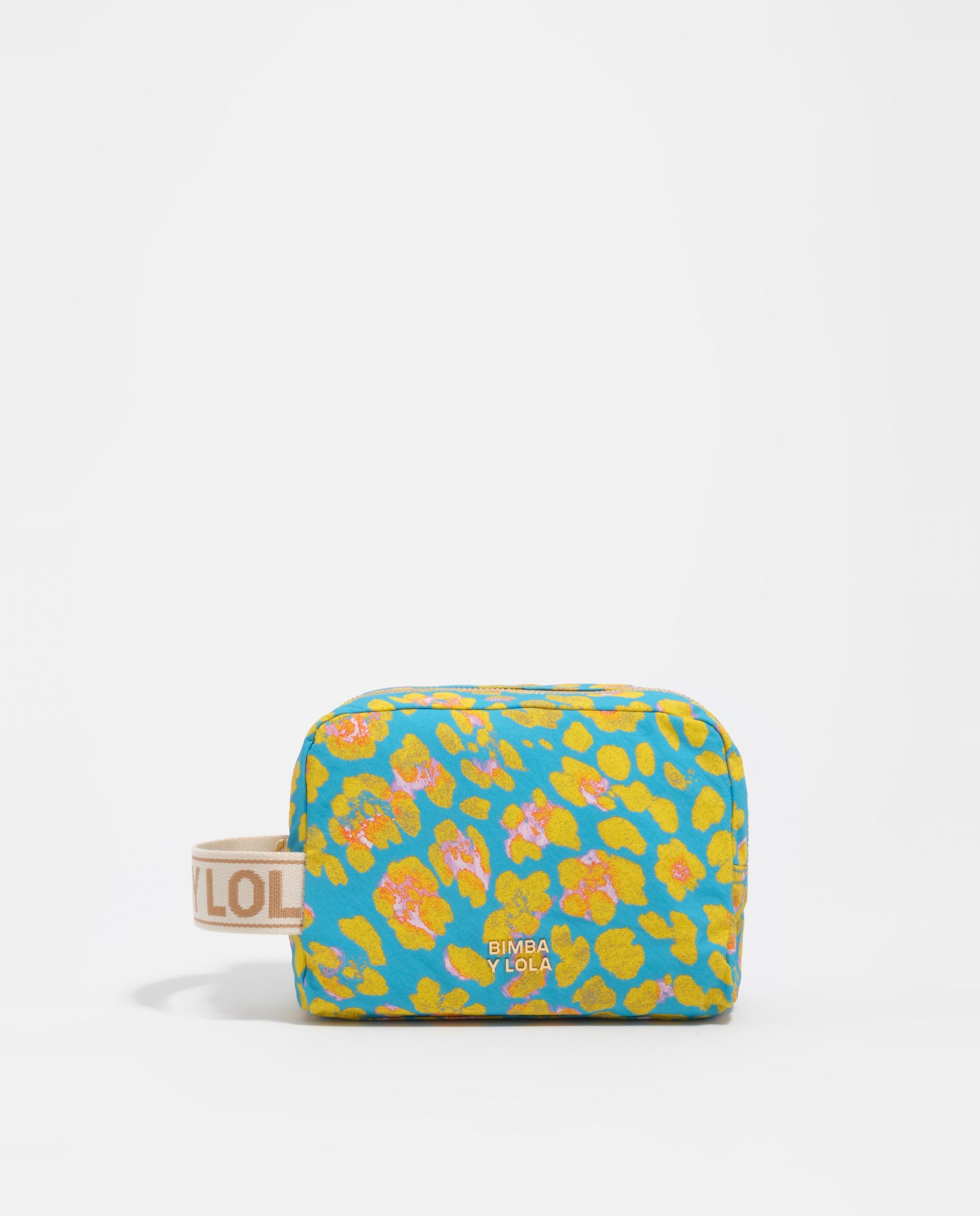 Imagem 0 de Necessaire com Estampado Animal Print e Alça de Mão