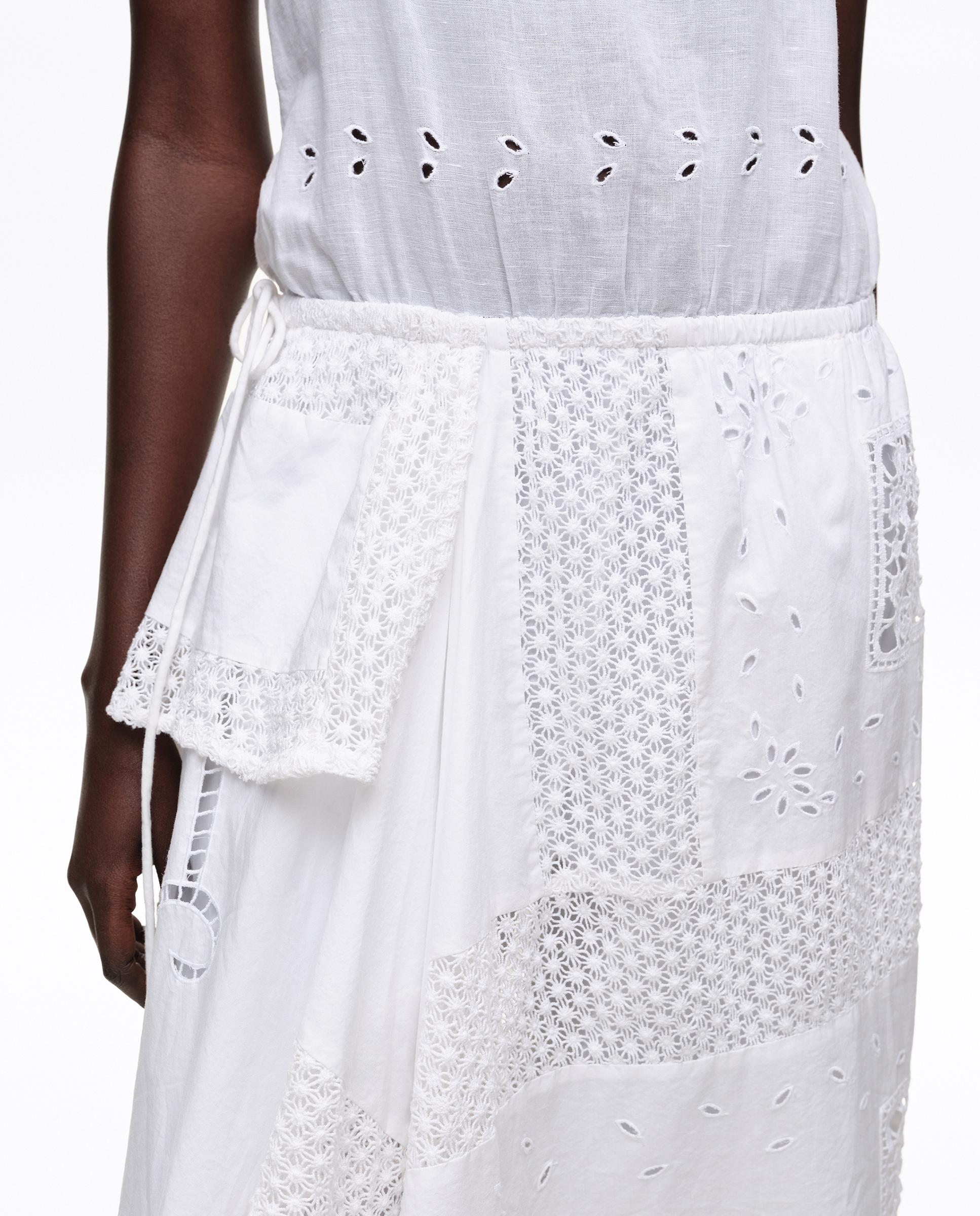 Macacão de Alças com Lenços Irregulares Bordados Branco-3