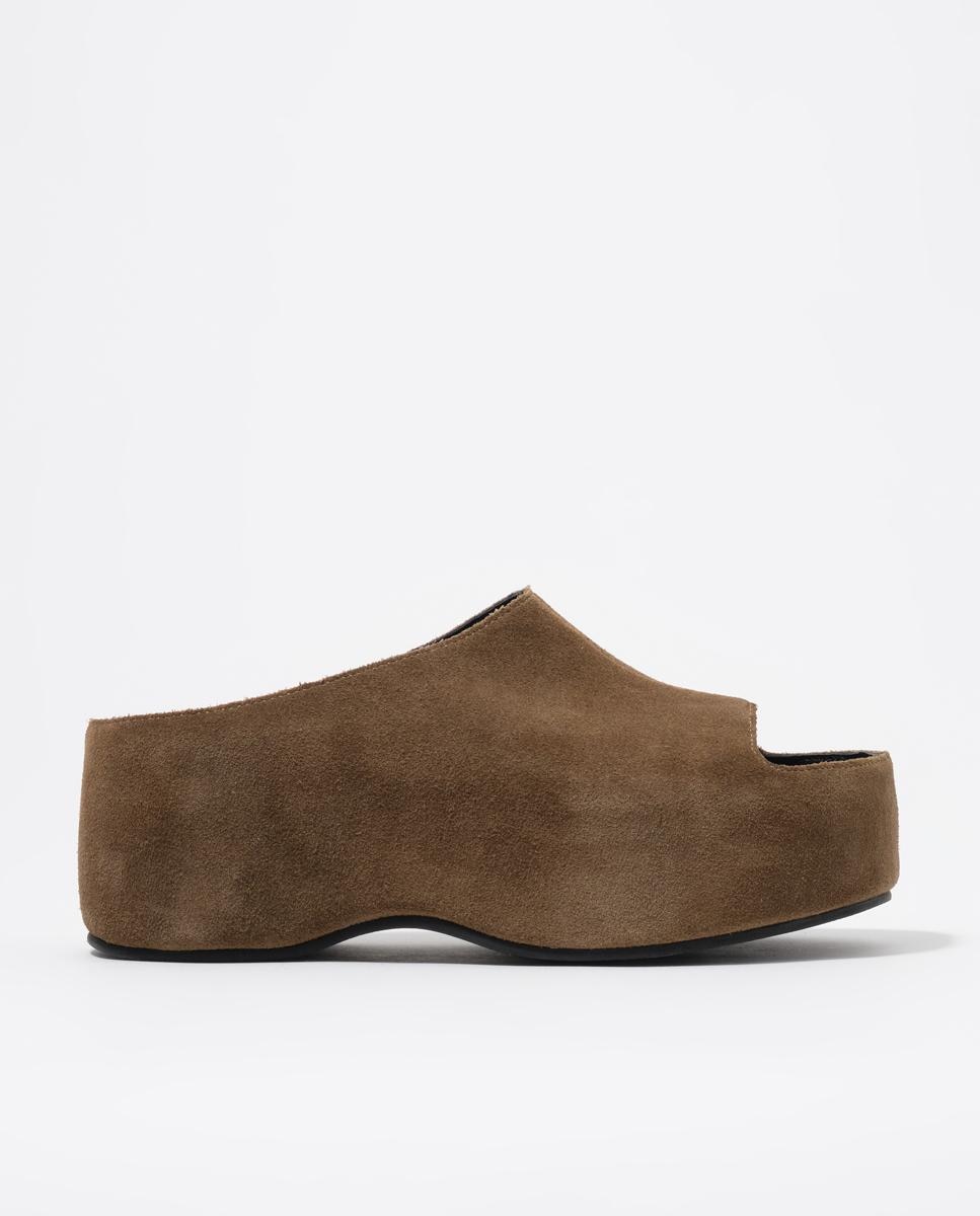 Imagem 0 de Sandálias de Plataforma Alta em Camurça