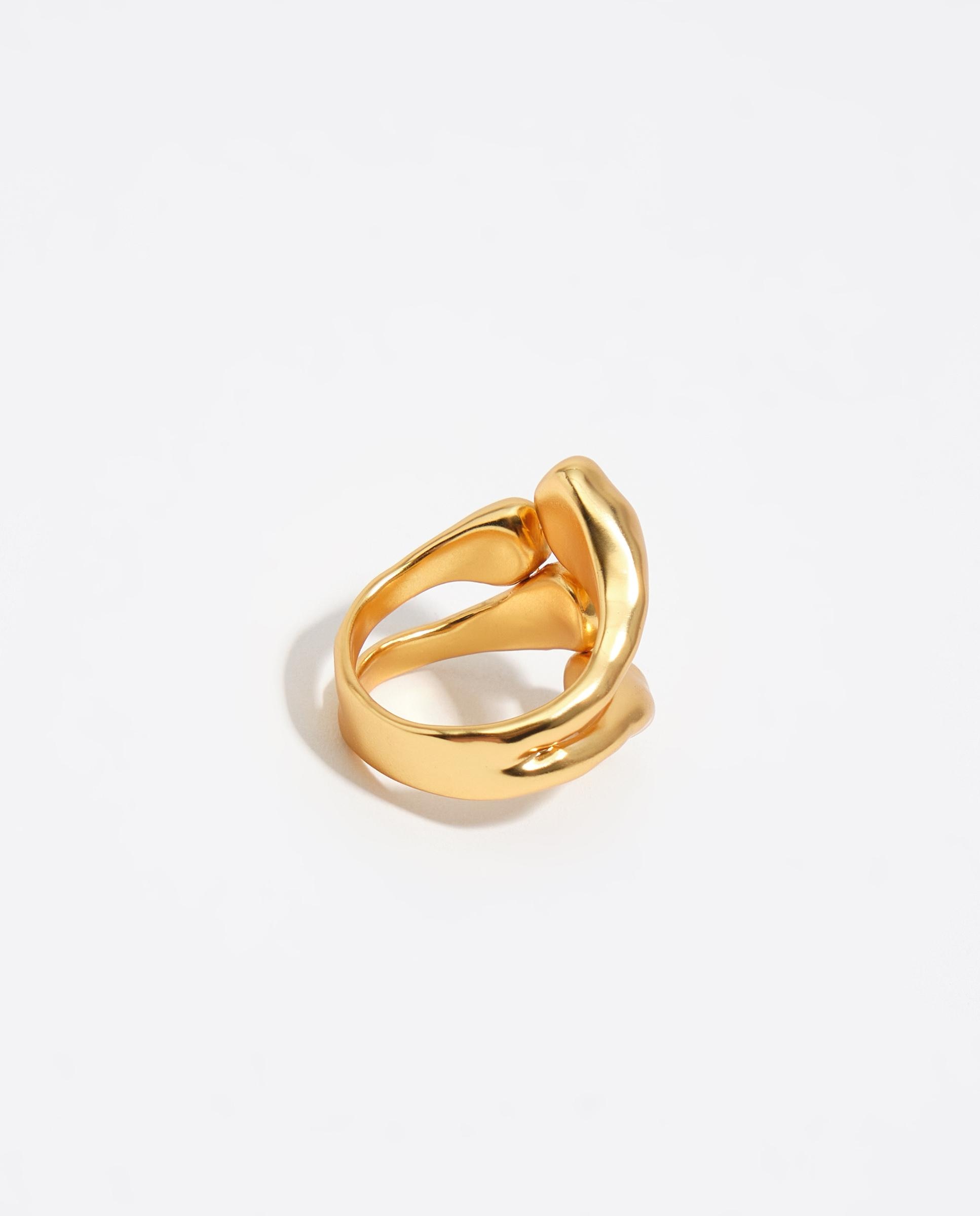 Anel Cruzado com Textura de Metal Dourado-4