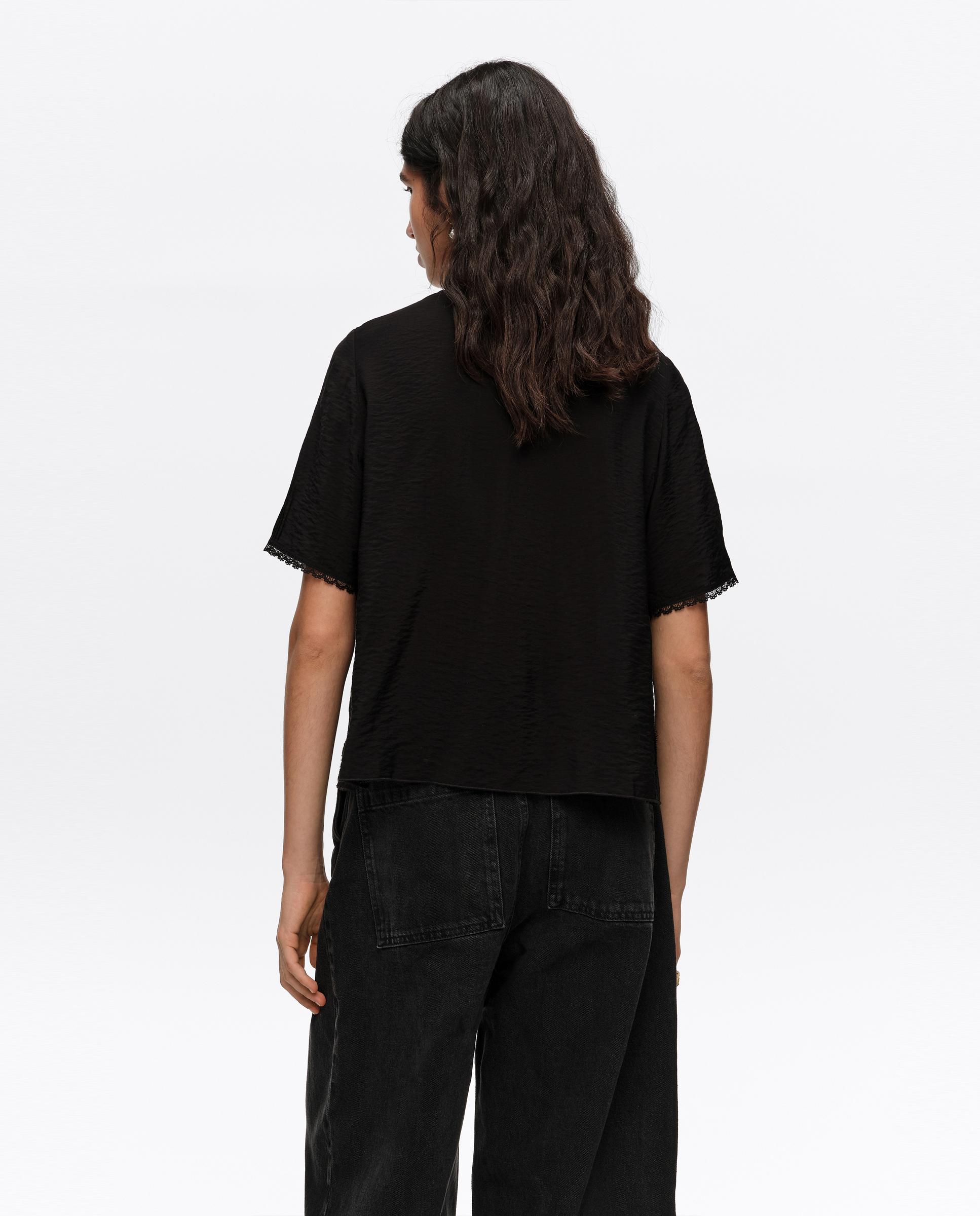 Camisa com Rendas e Cordões Preto-2