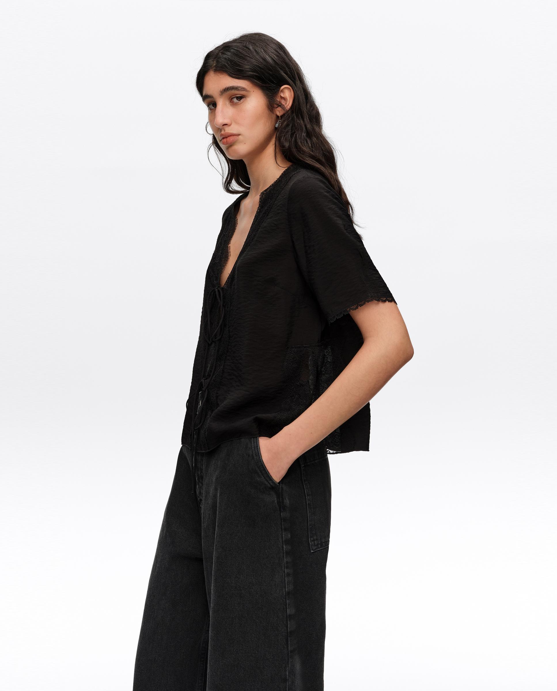 Camisa com Rendas e Cordões Preto-3