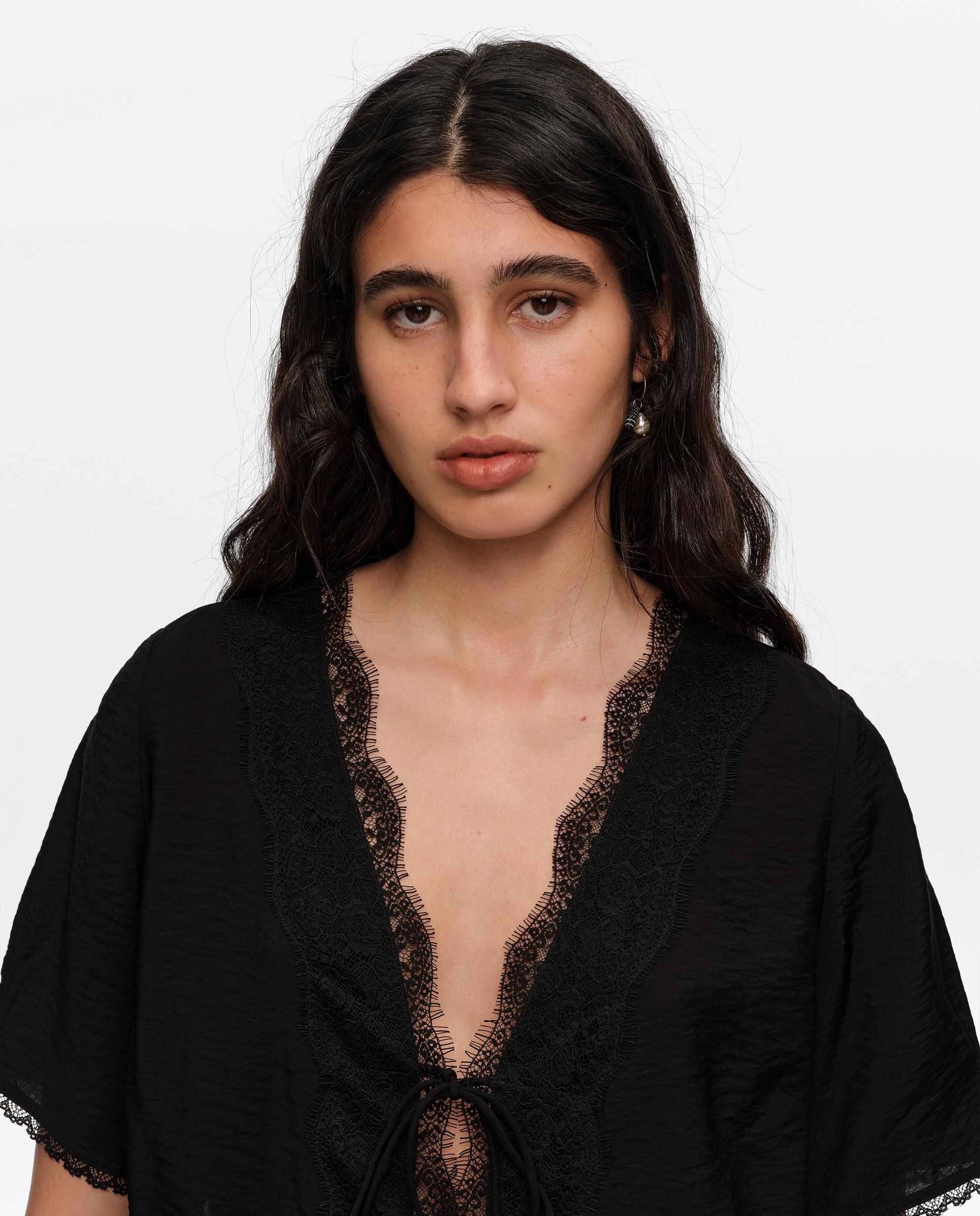 Camisa com Rendas e Cordões Preto-4