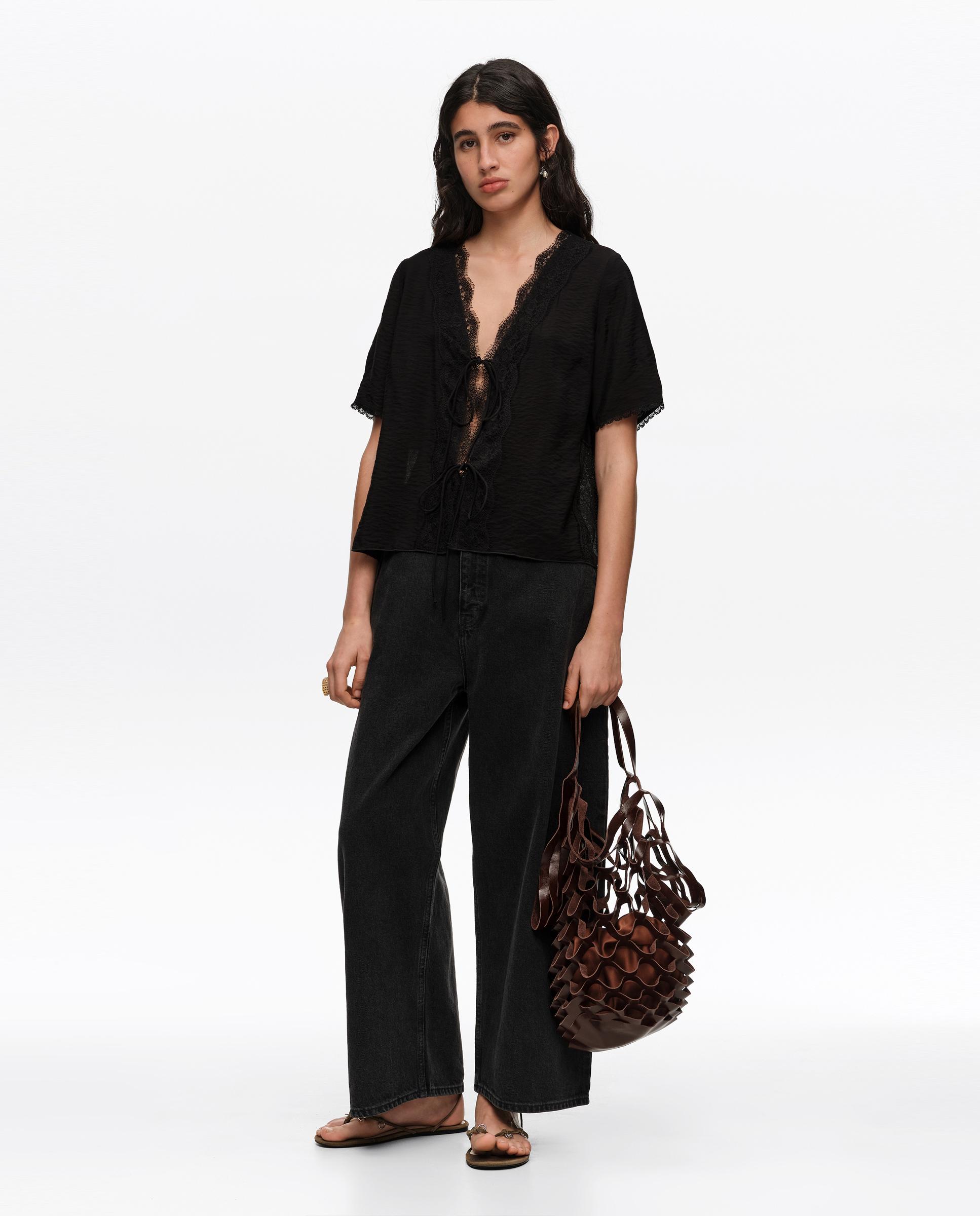 Camisa com Rendas e Cordões Preto-5