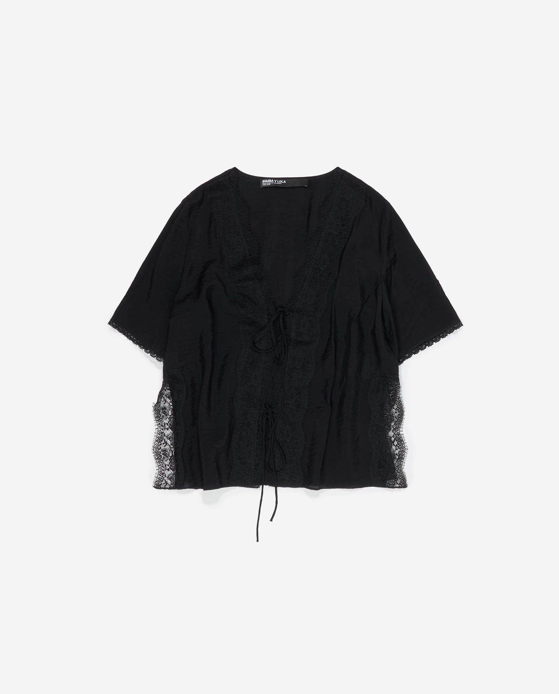 Camisa com Rendas e Cordões Preto-6