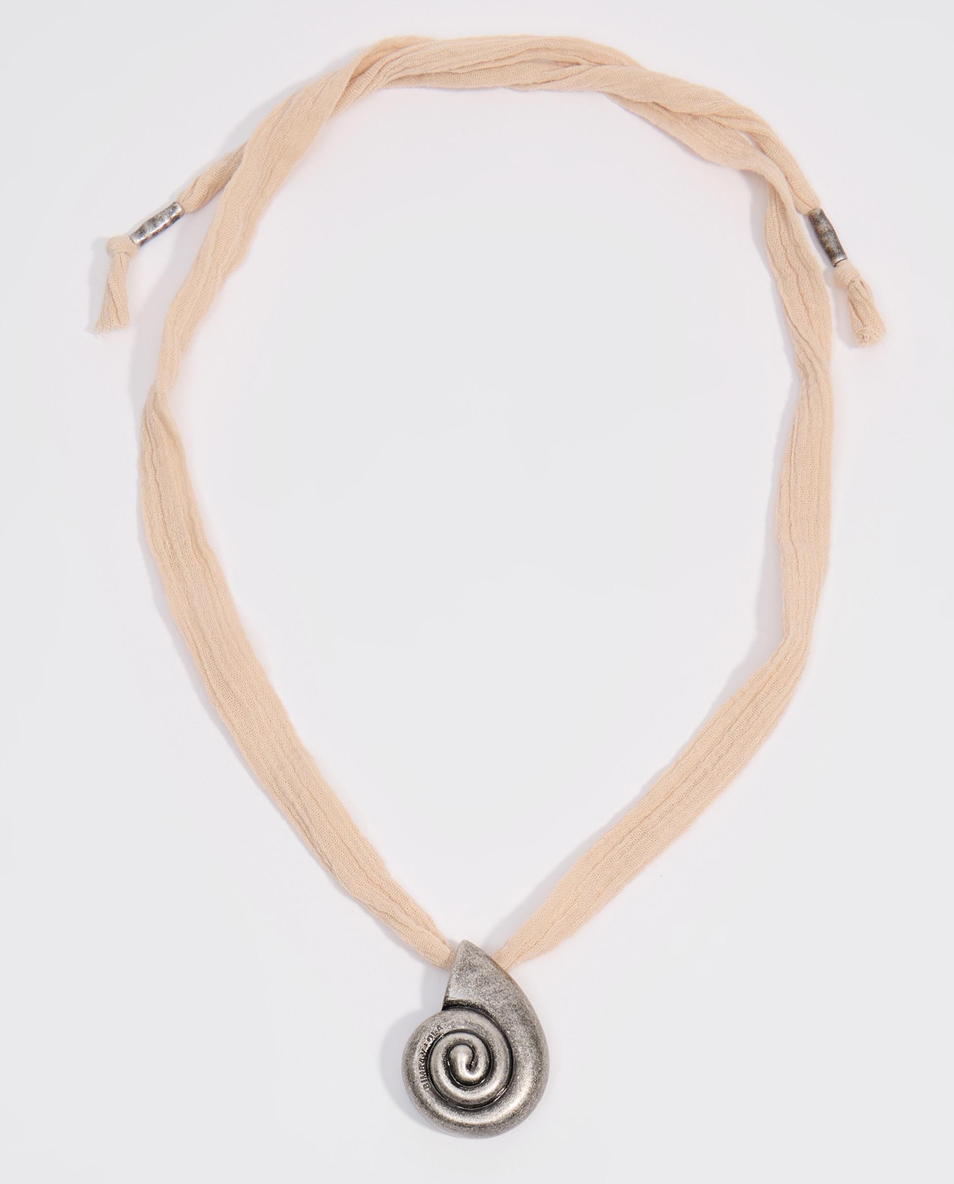 Imagem 0 de Colar Tecido Nude e Búzio Prateado Envelhecido