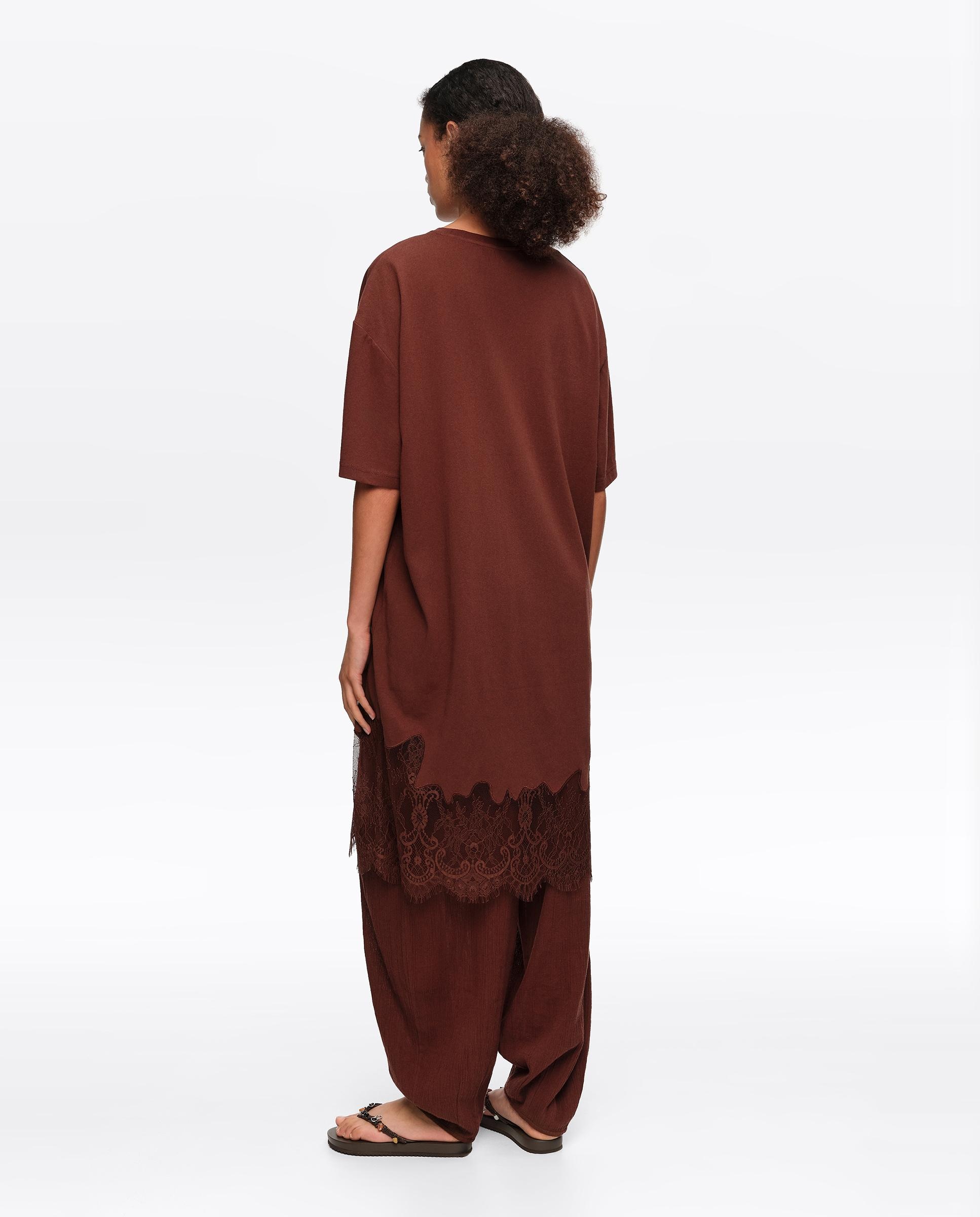 Vestido T-shirt Curto com Renda Castanho-4