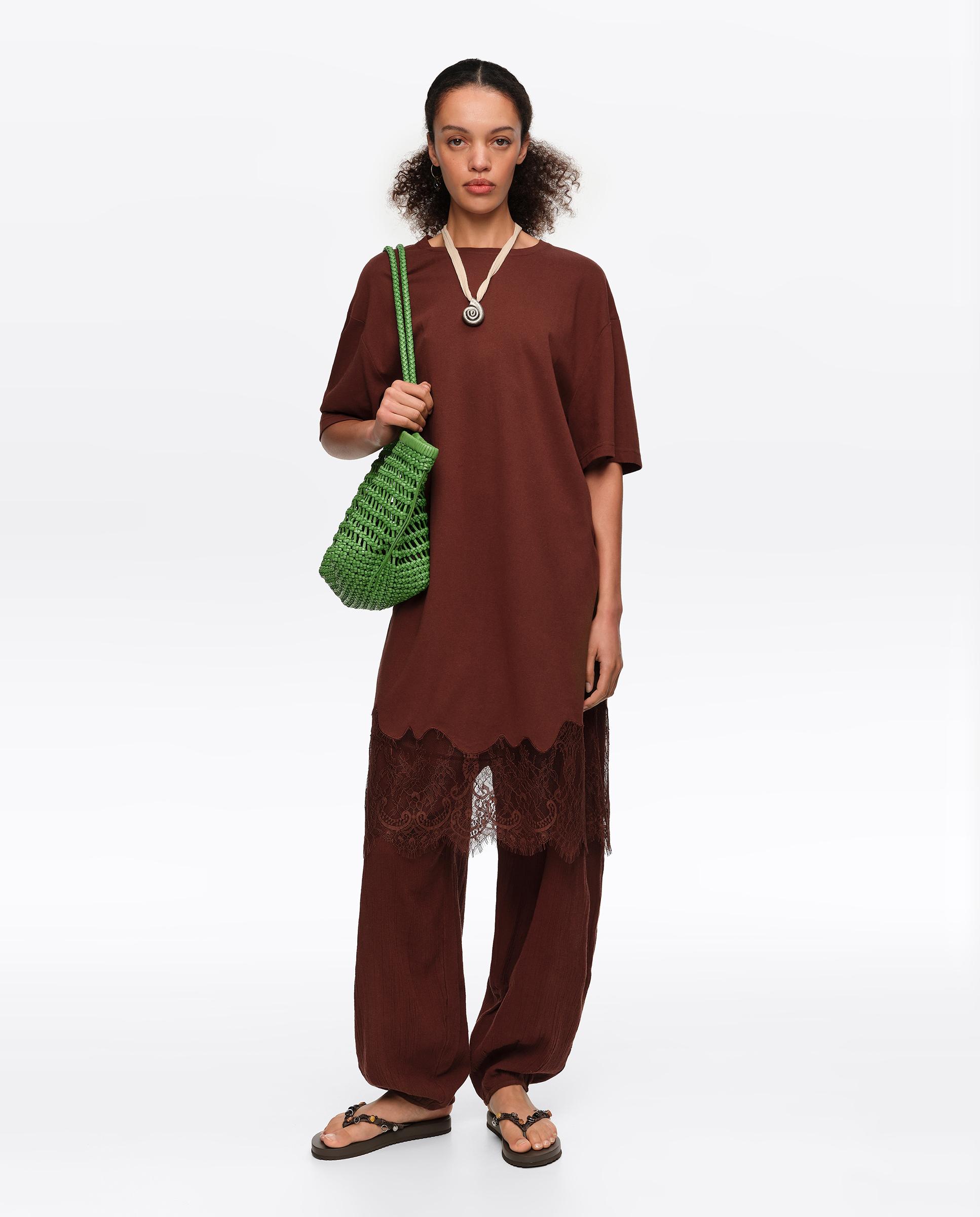 Vestido T-shirt Curto com Renda Castanho-6