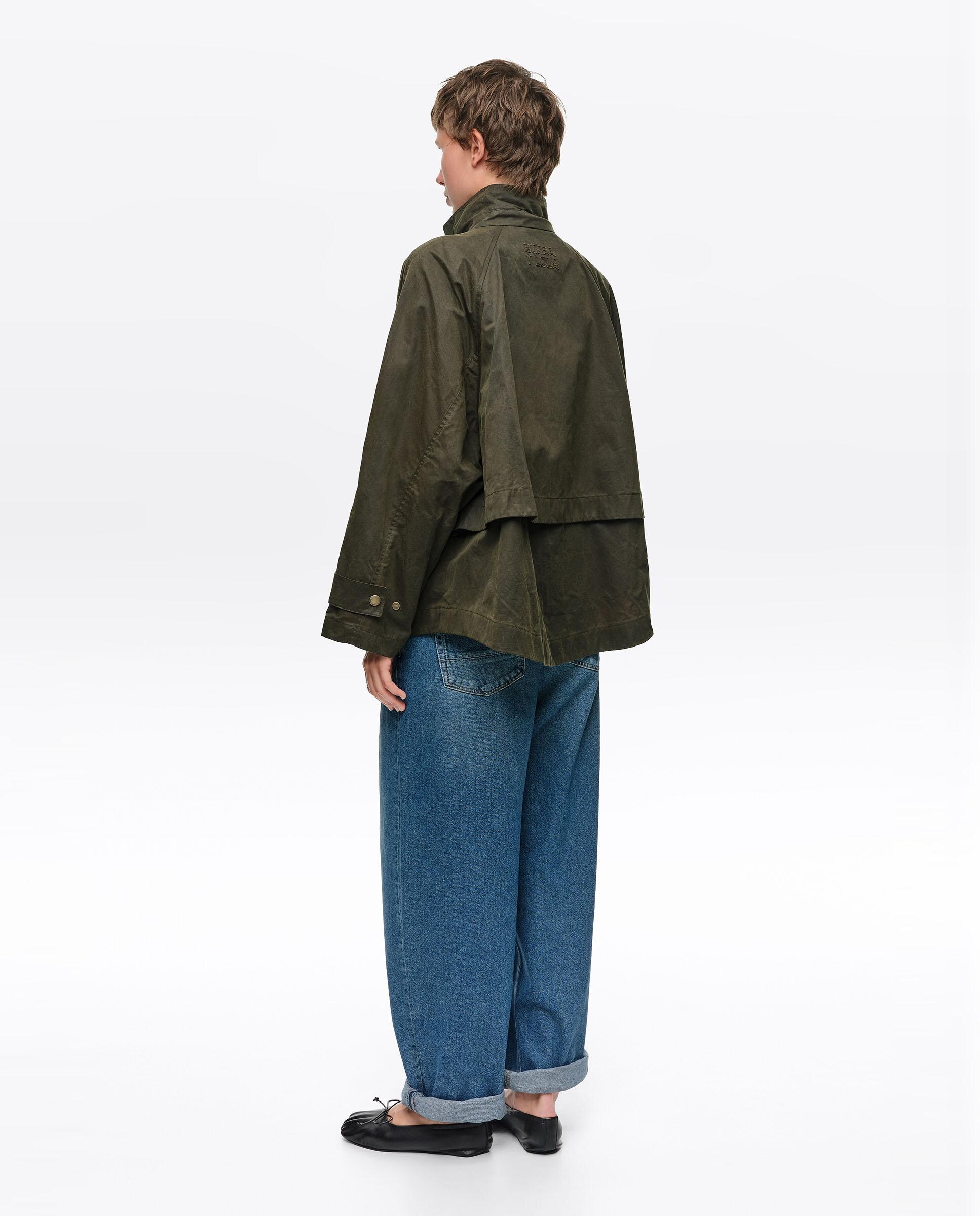 Gabardina Linha a Encerada com Gola Alta Caqui-5