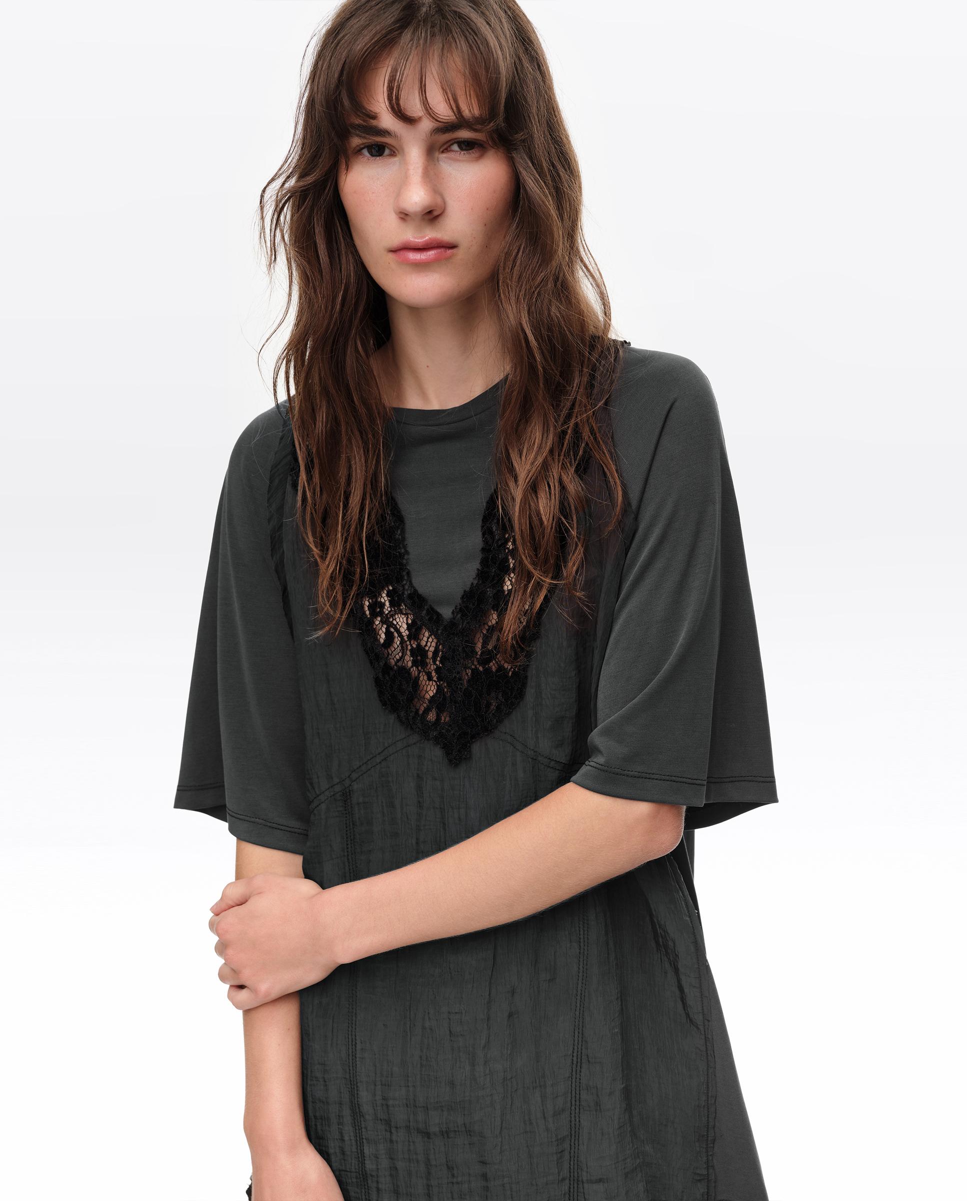 T-shirt com Peitilho de Rendas Preto-2