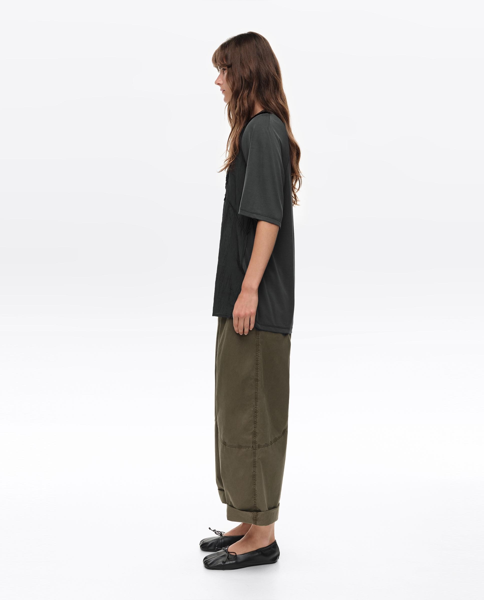 T-shirt com Peitilho de Rendas Preto-3