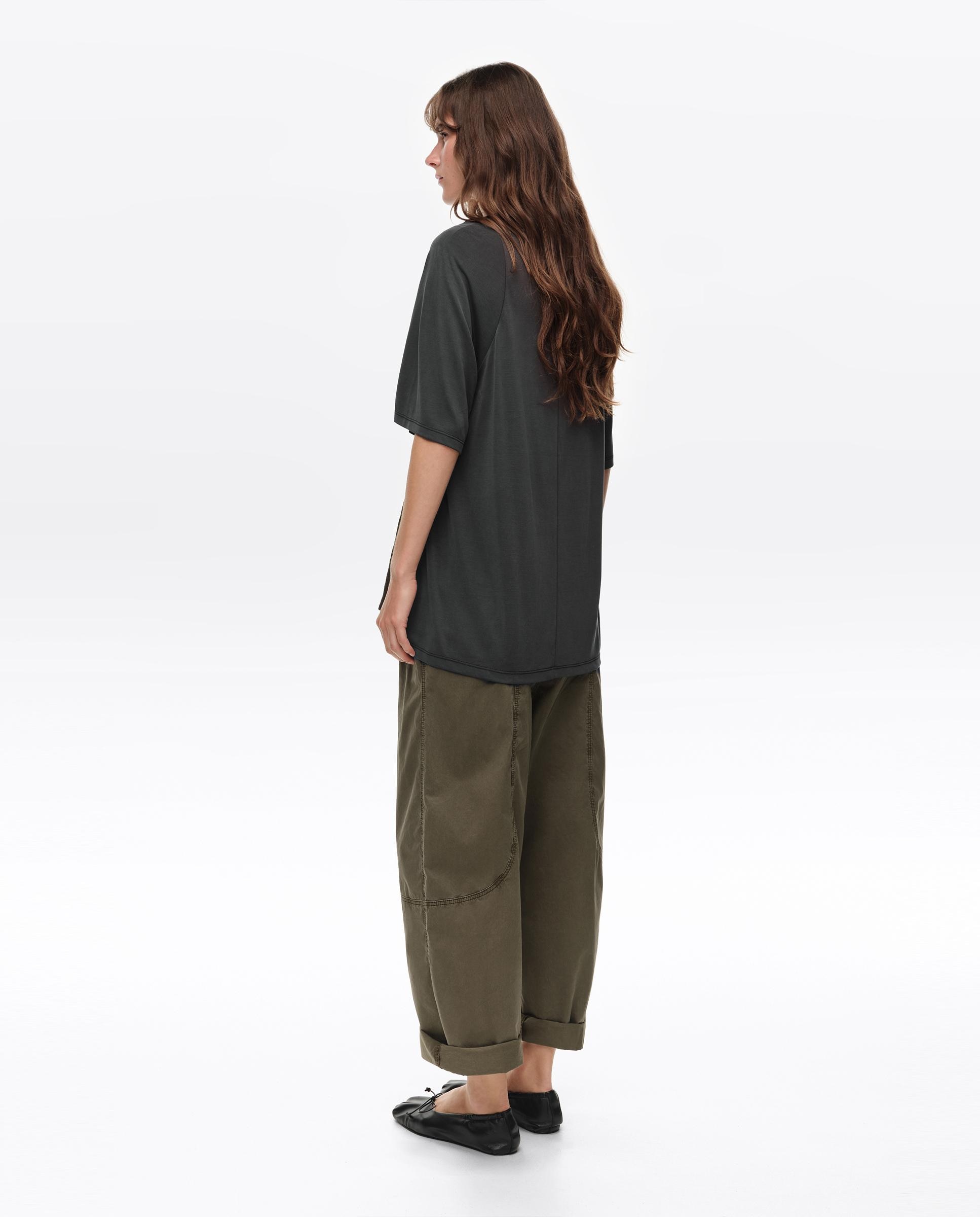T-shirt com Peitilho de Rendas Preto-4
