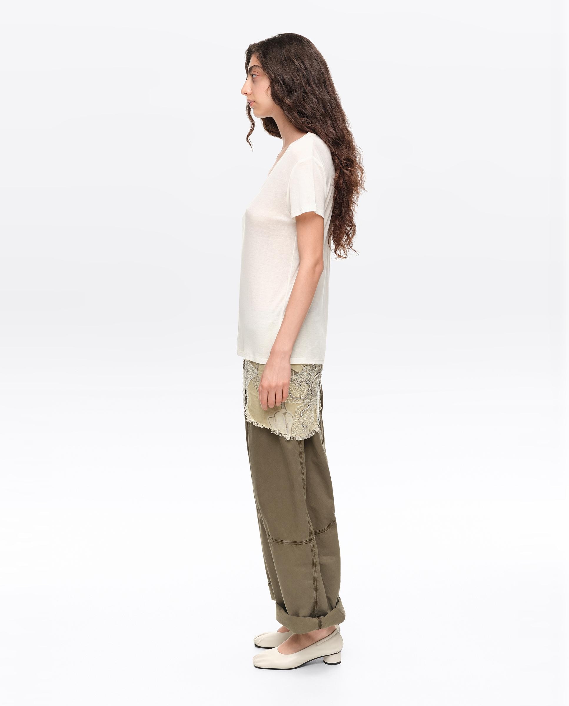 T-shirt Fluida com Decote V Marfim-3