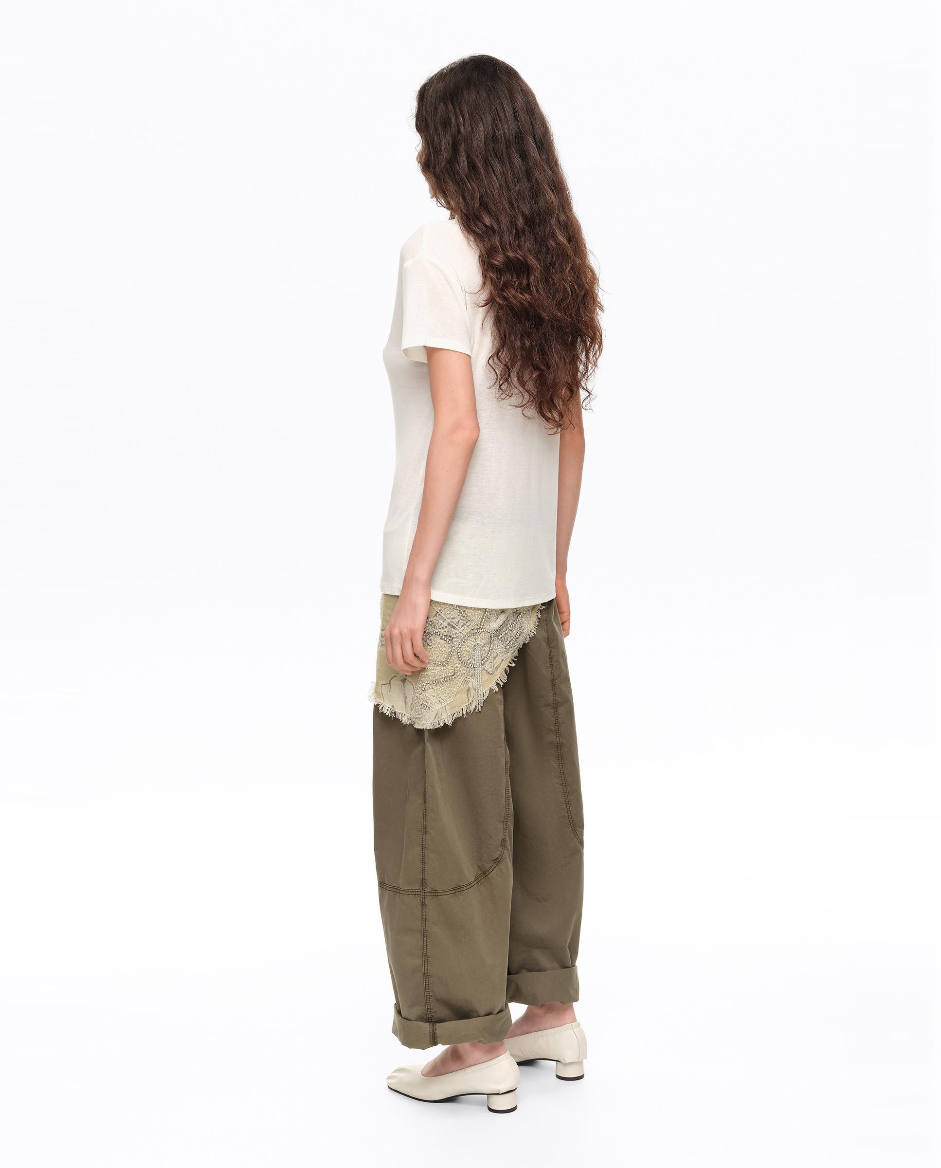 T-shirt Fluida com Decote V Marfim-4