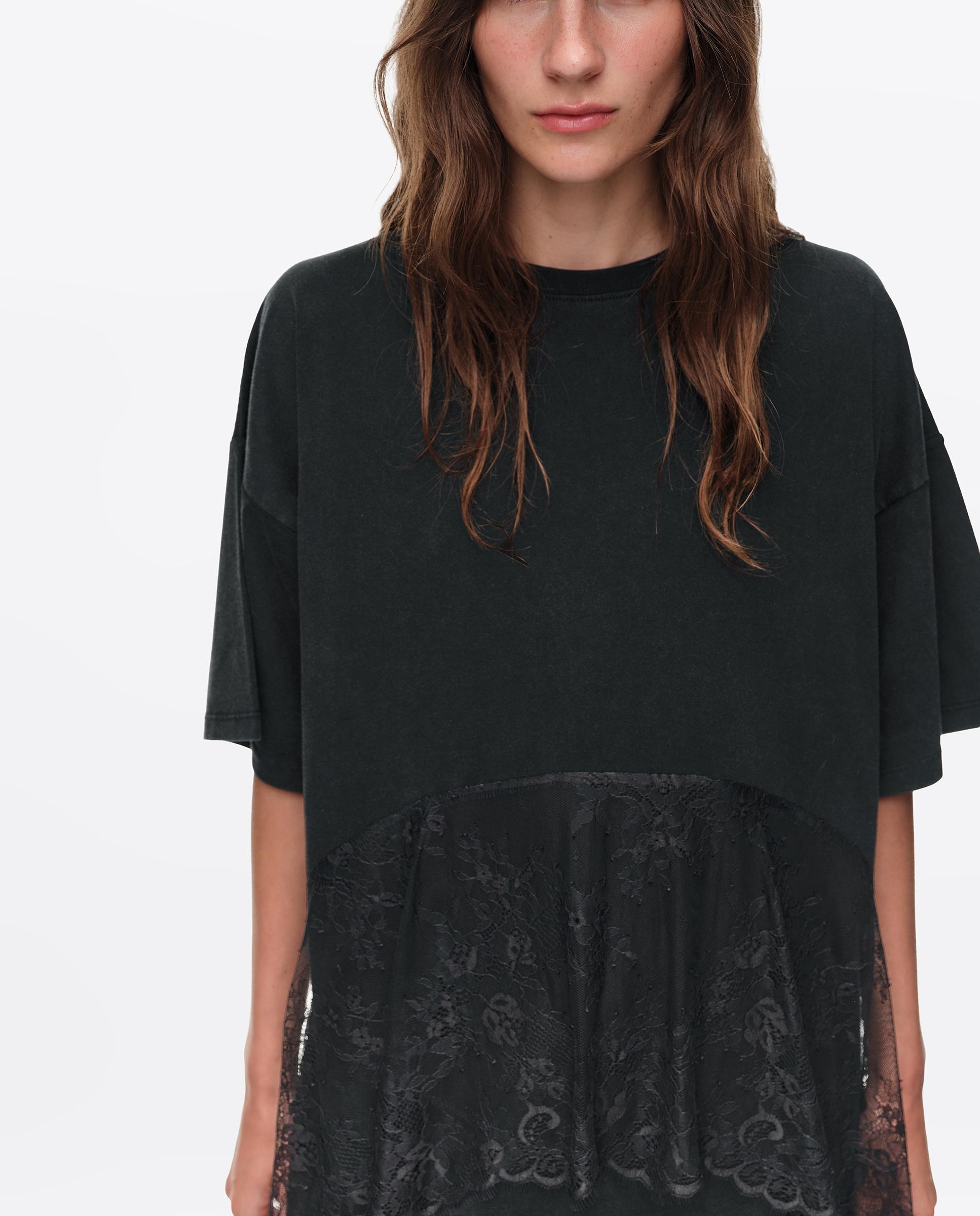 T-shirt com Folho em Renda Preto-2