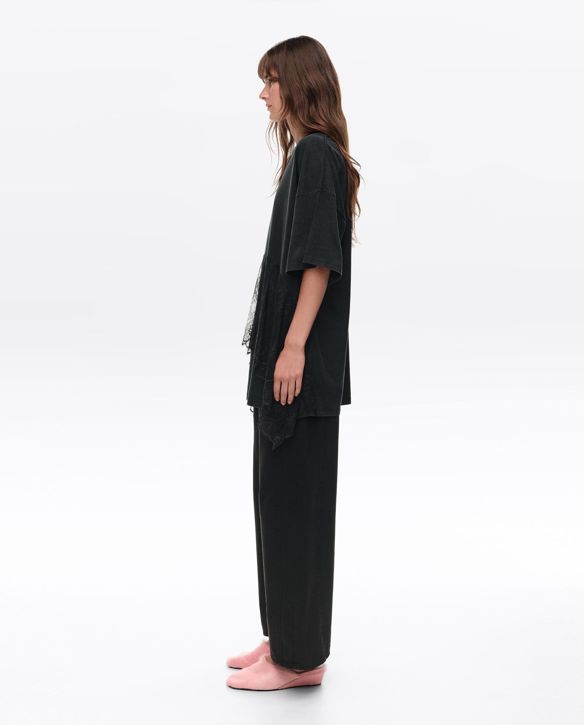 T-shirt com Folho em Renda Preto-3