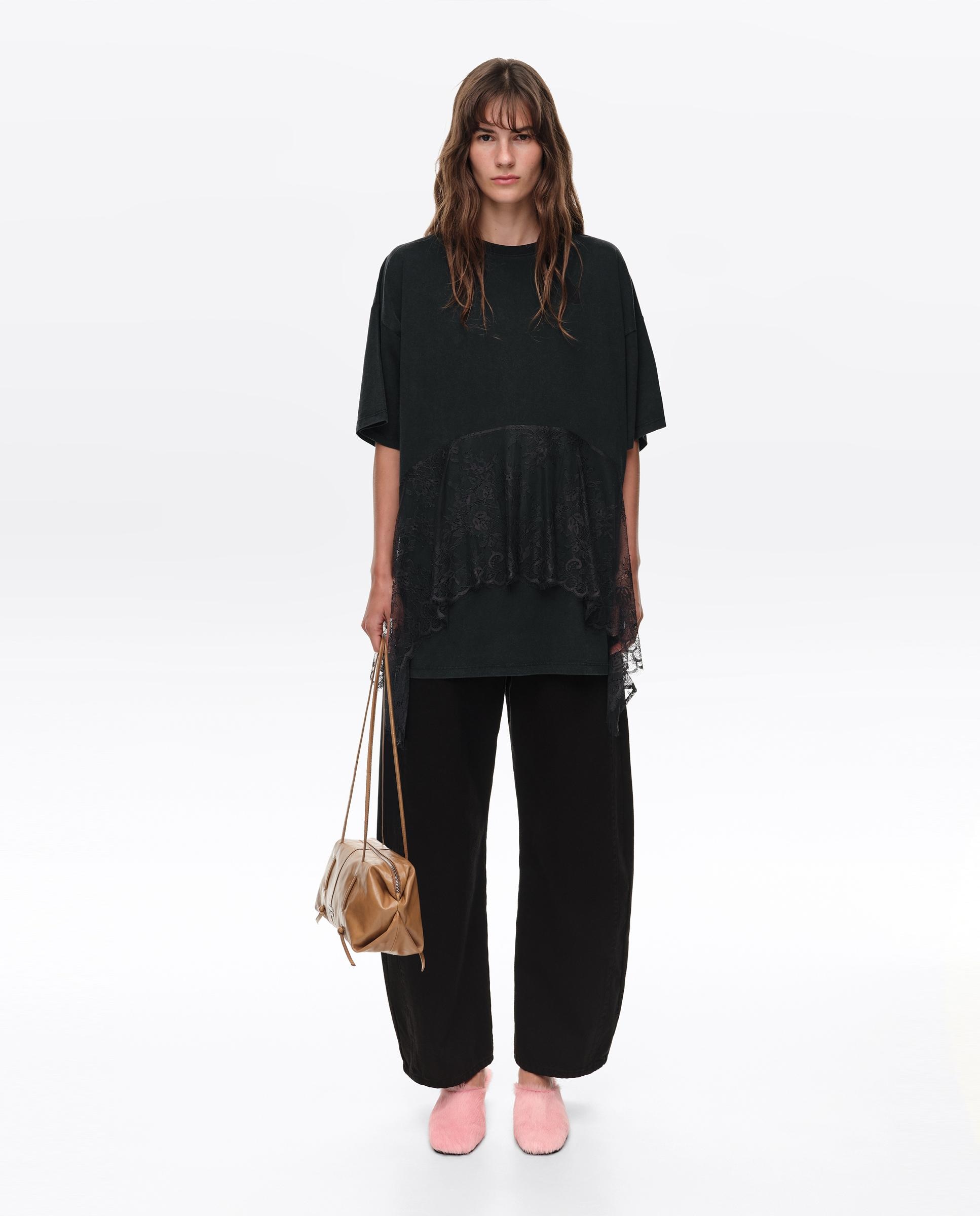 T-shirt com Folho em Renda Preto-6