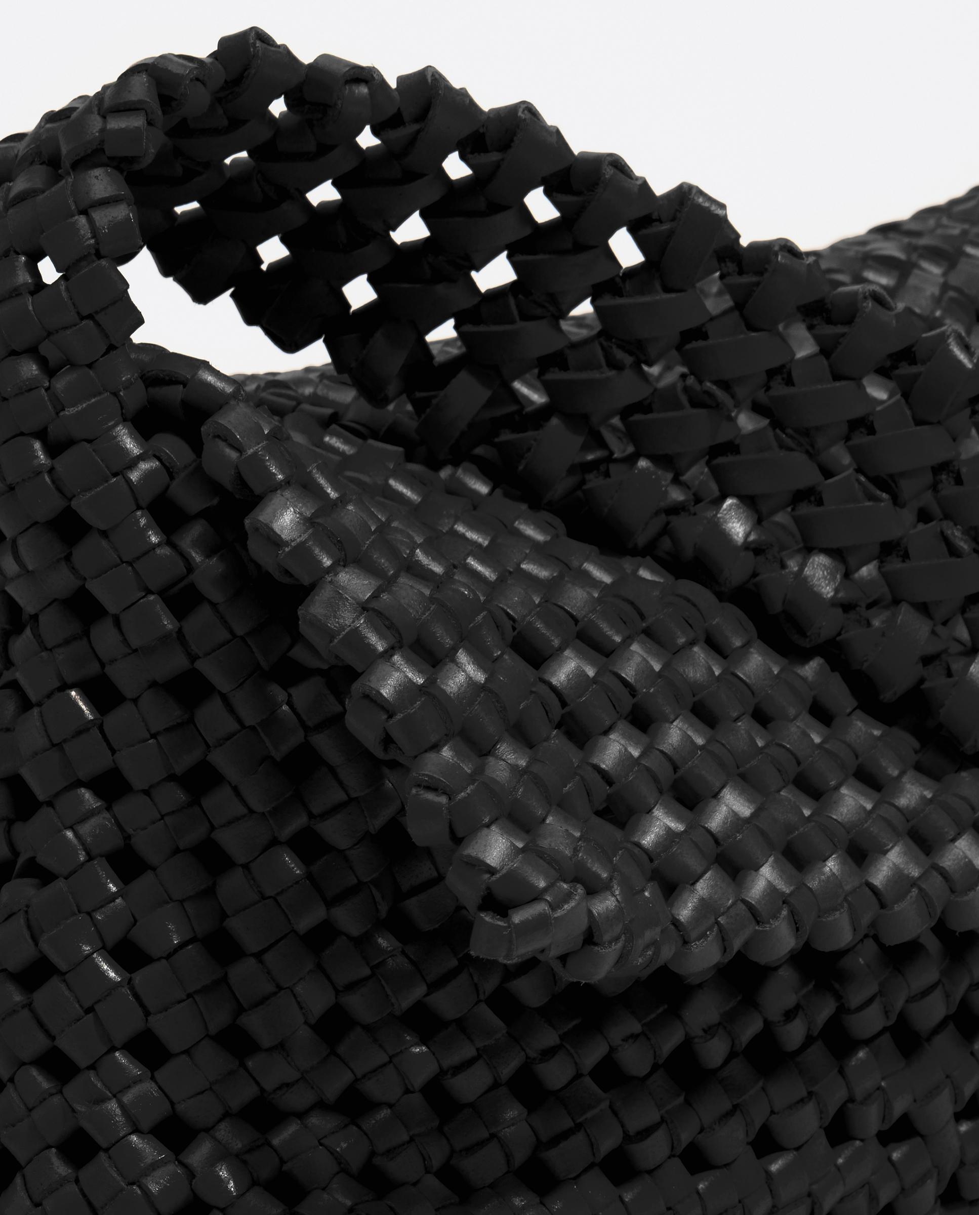Mala de Ombro Hobo Média em Pele Entrançada Preto-3