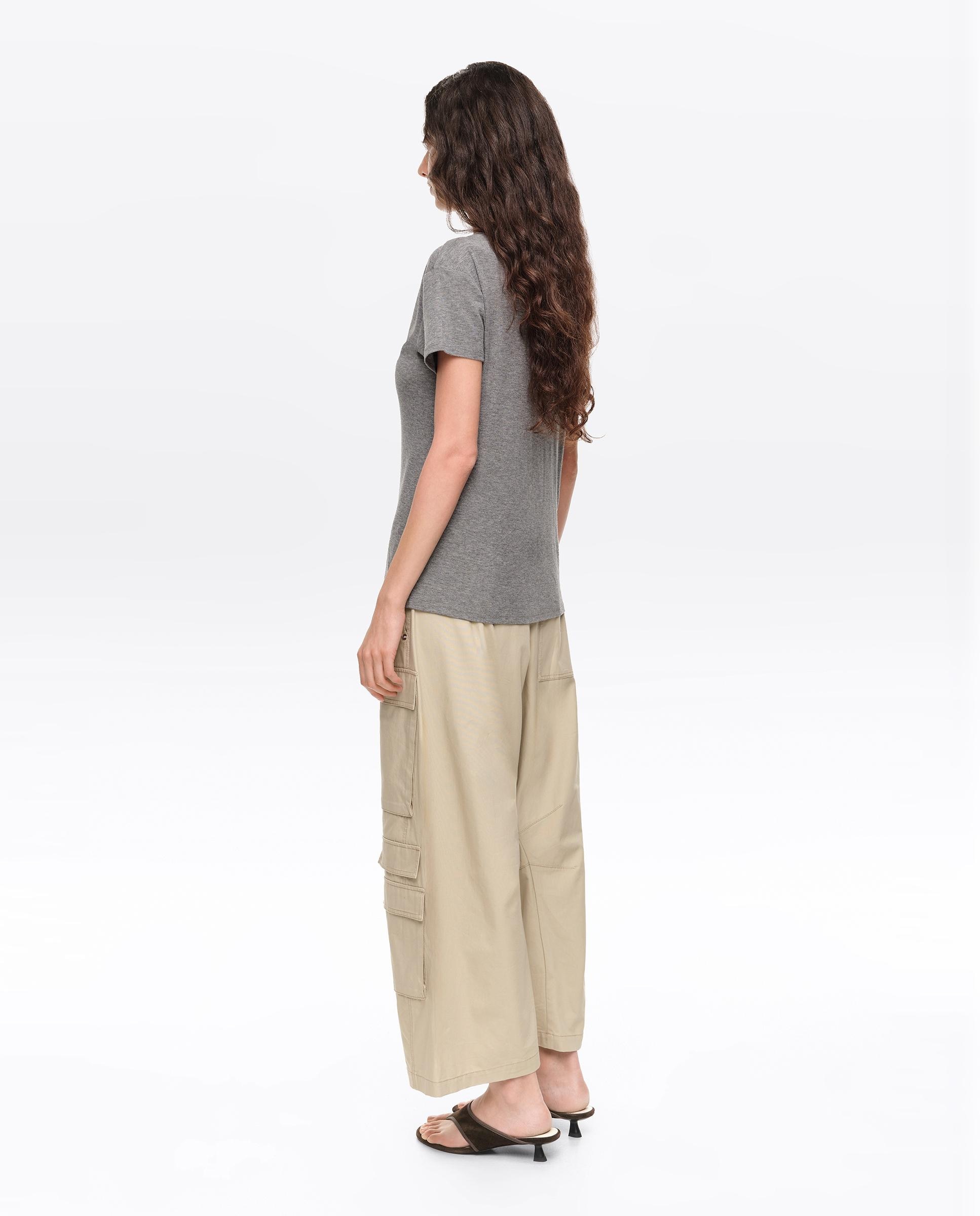 T-shirt Fluida com Decote V Cinzento-claro-4