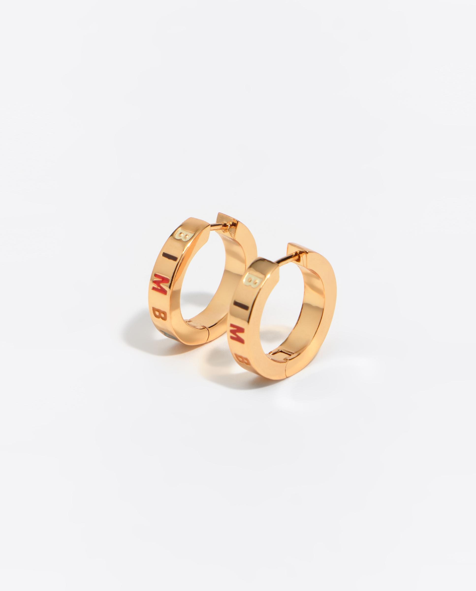 Brincos Argola Média com Logo Dourado-2