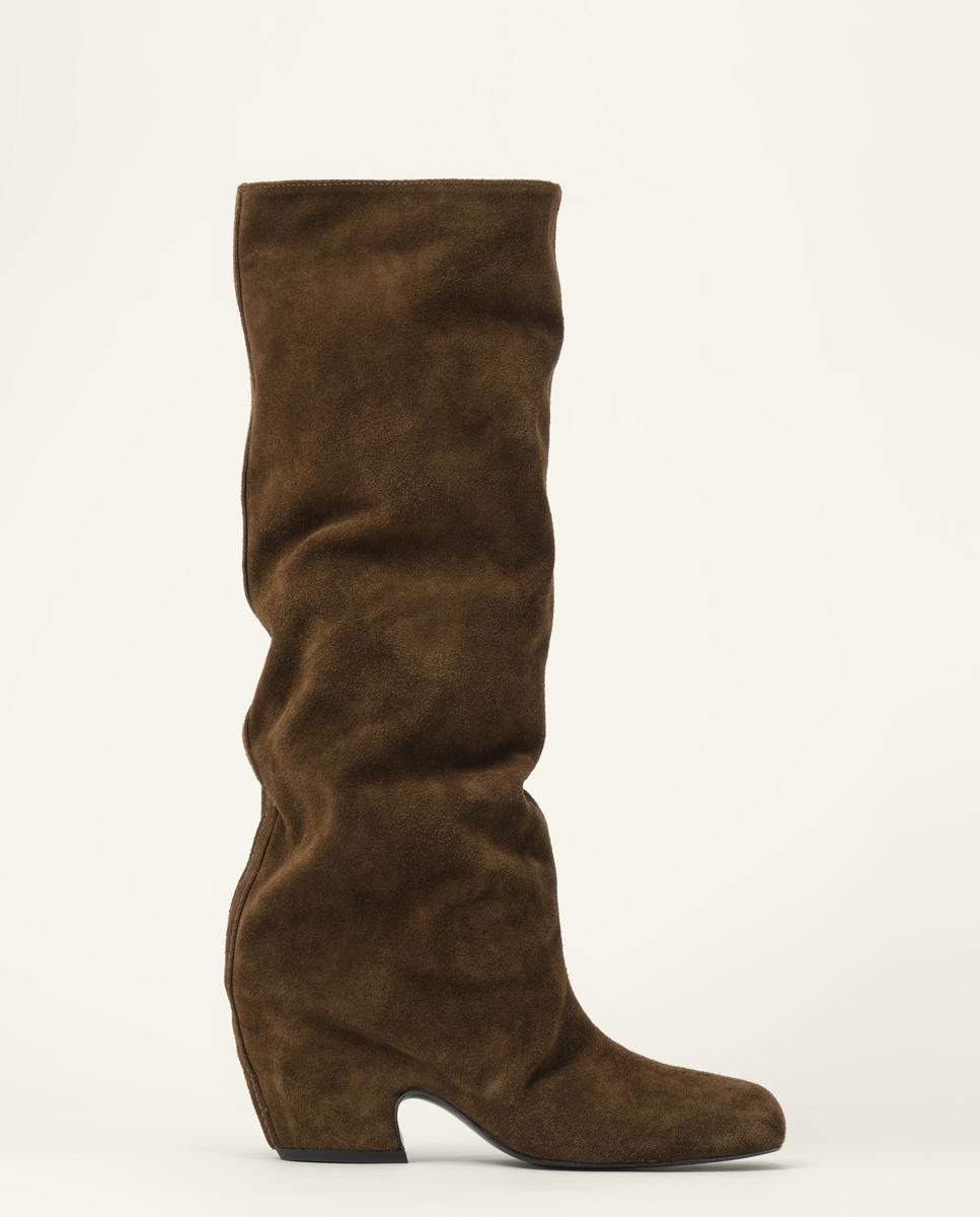 Imagem 0 de Botas Altas de Salto em Camurça