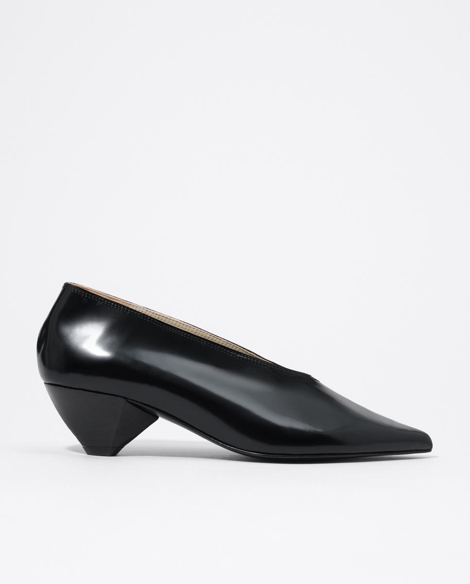 Imagem 0 de Sapatos de Salto Médio em Pele