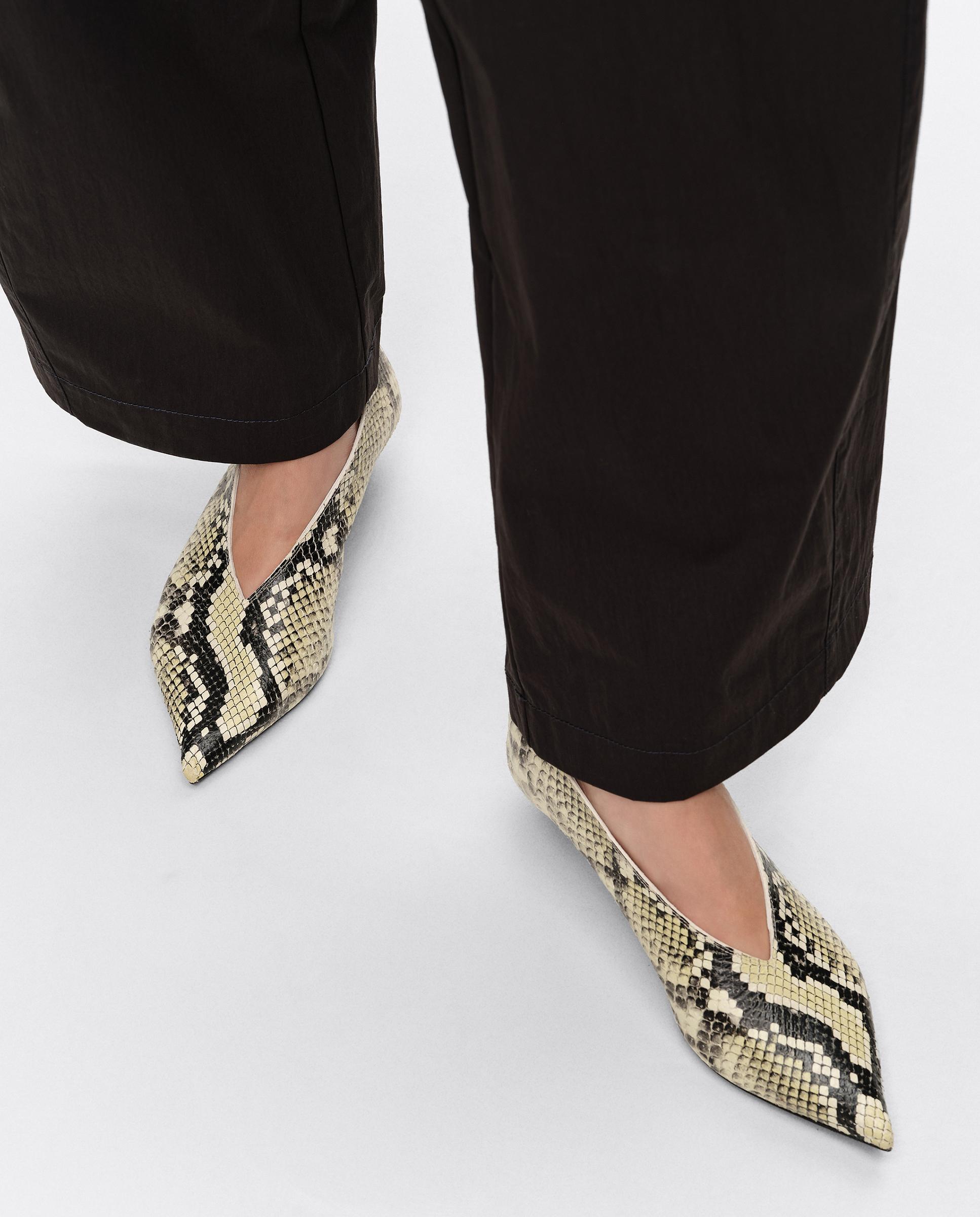 Sapatos de Salto em Pele Serpente de Salto Baixo Marfim-2