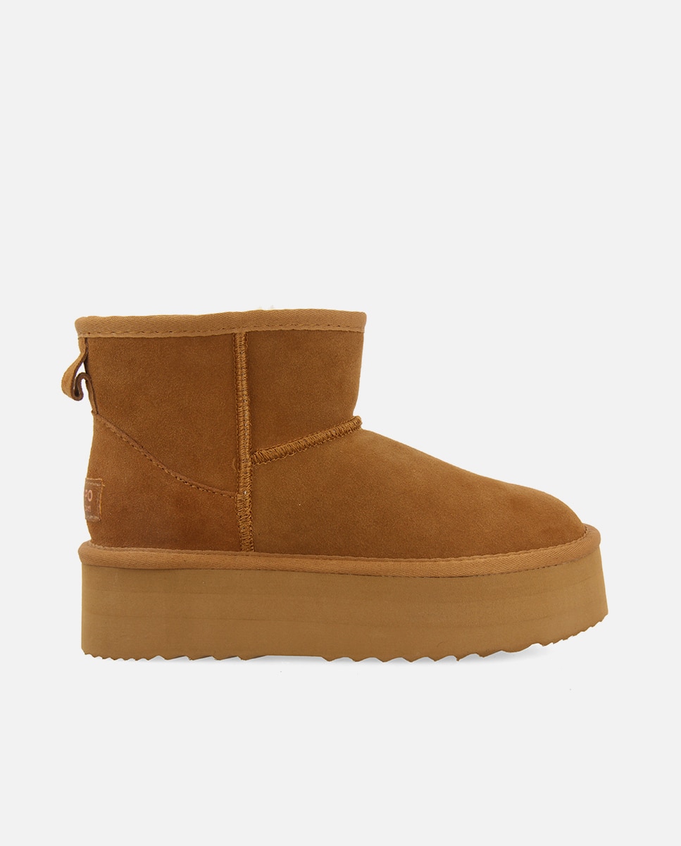 Imagem 0 de Botas Tipo Australianas com Plataforma e Forradas de Pelo