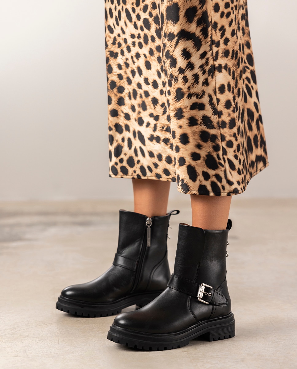 Botas Tipo Biker de Pele com Sola Track Preto-5